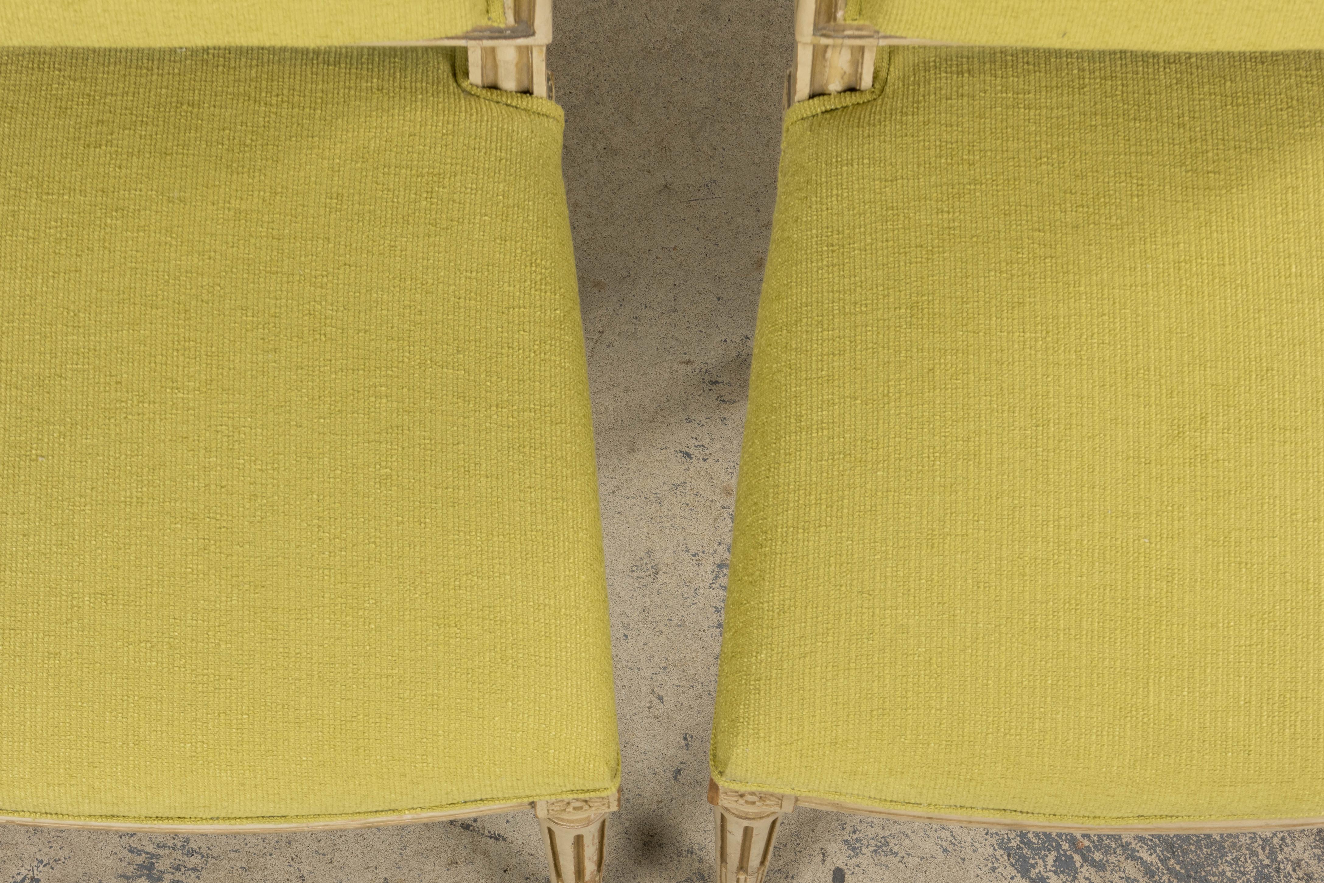 Fait main Antique French Louis XVI chaises d'appoint peintes en tissu chartreuse - une paire en vente
