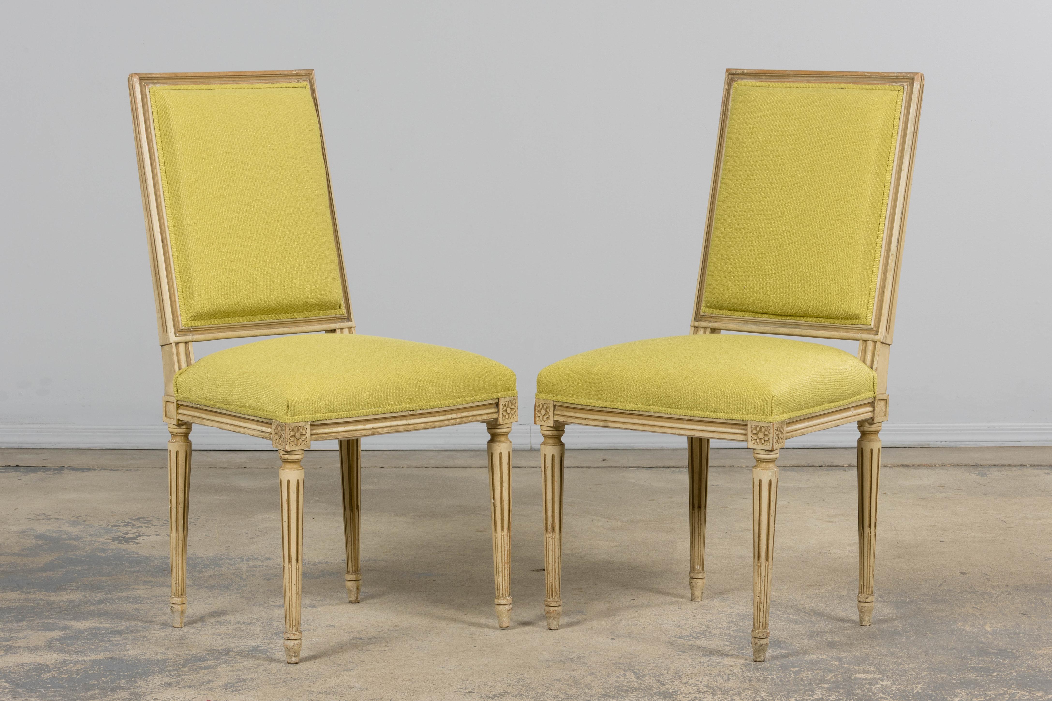 XIXe siècle Antique French Louis XVI chaises d'appoint peintes en tissu chartreuse - une paire en vente