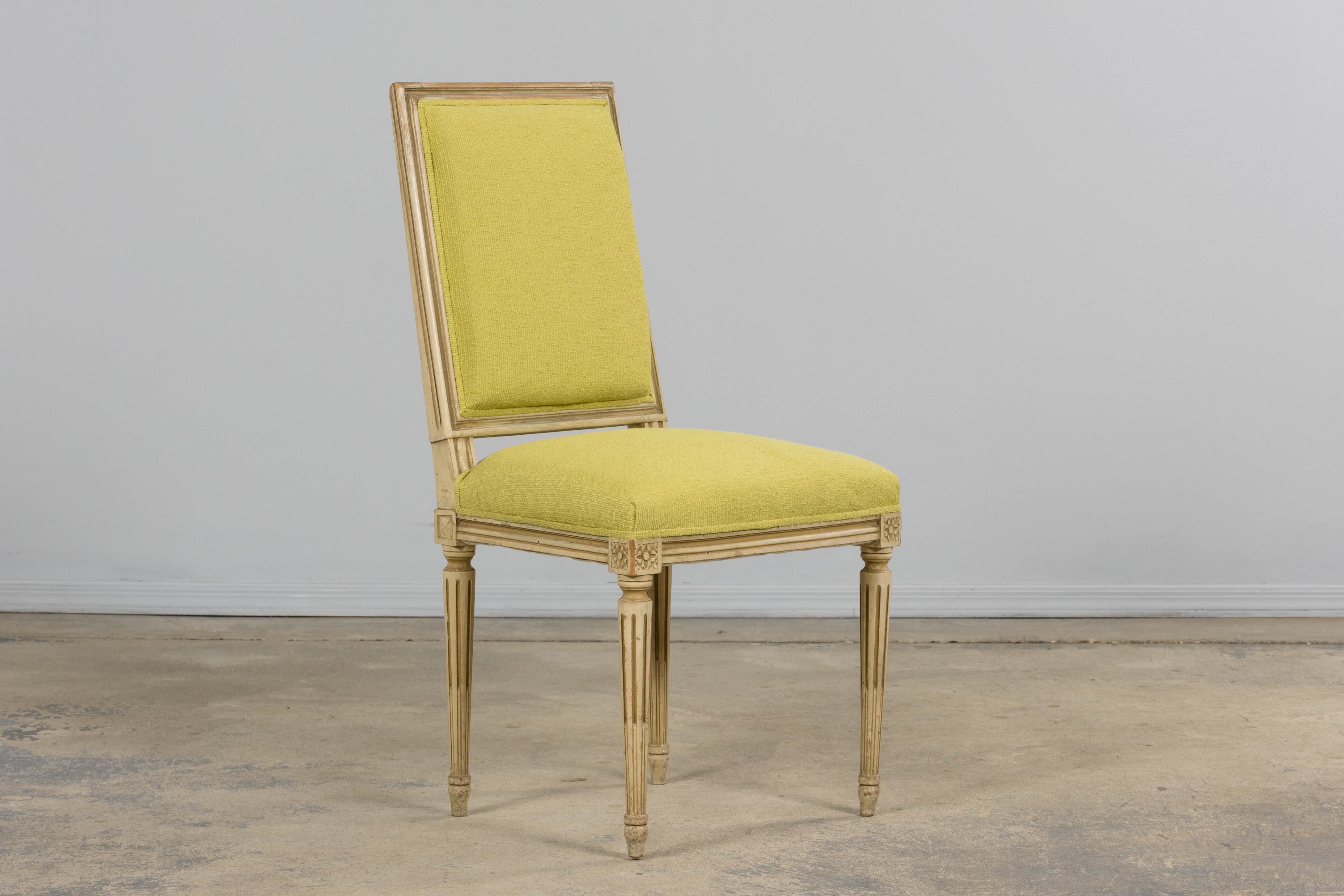 Antique French Louis XVI chaises d'appoint peintes en tissu chartreuse - une paire en vente 1
