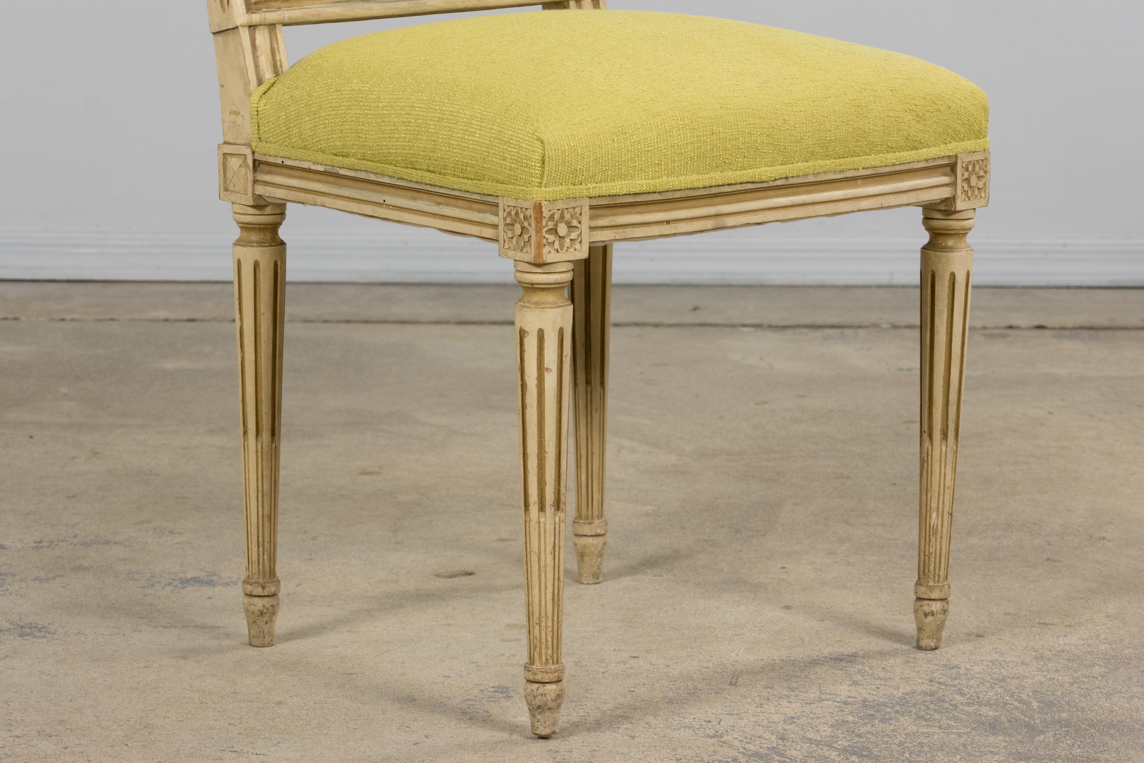 Antique French Louis XVI chaises d'appoint peintes en tissu chartreuse - une paire en vente 2