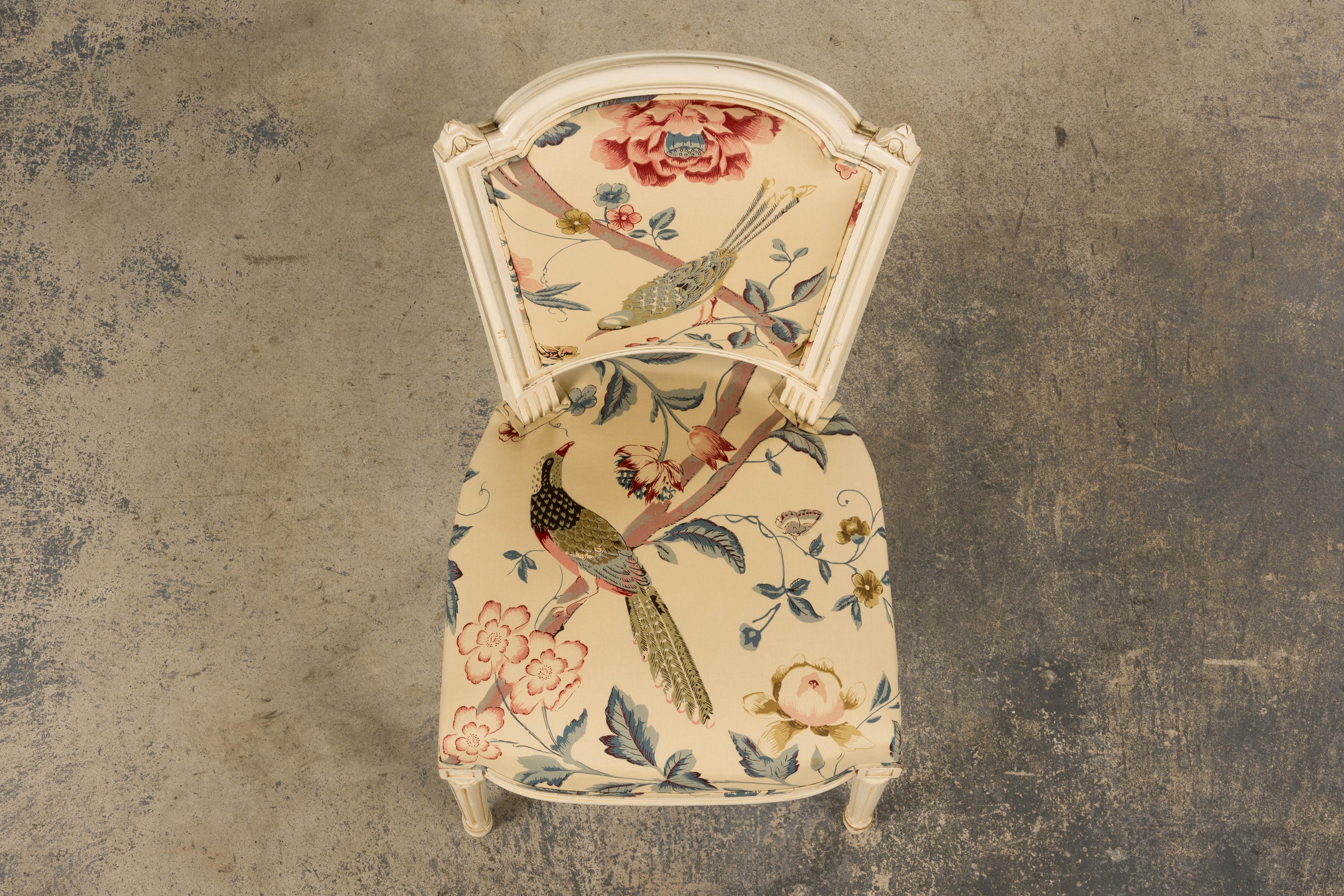 Una squisita sedia d'accento francese restaurata in stile Marie Antoinette/Louis XVI, proveniente dalla Provenza, in Francia. La sedia è caratterizzata da uno schienale a forma di scudo finemente intagliato a mano, rifinito con una vernice bianco