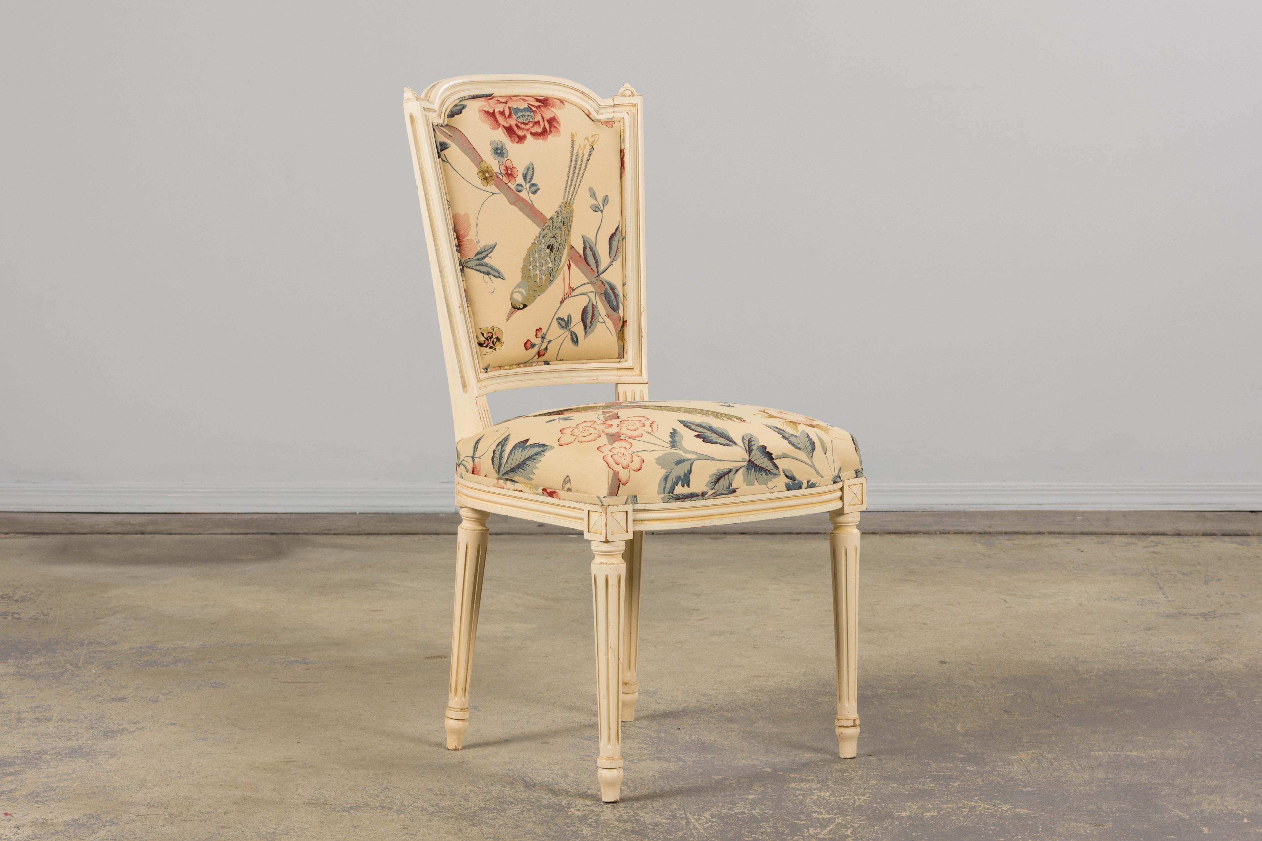 Francese Antique French Louis XVI Painted Accent Side Chair in Beige Chinoiserie Fabric in vendita