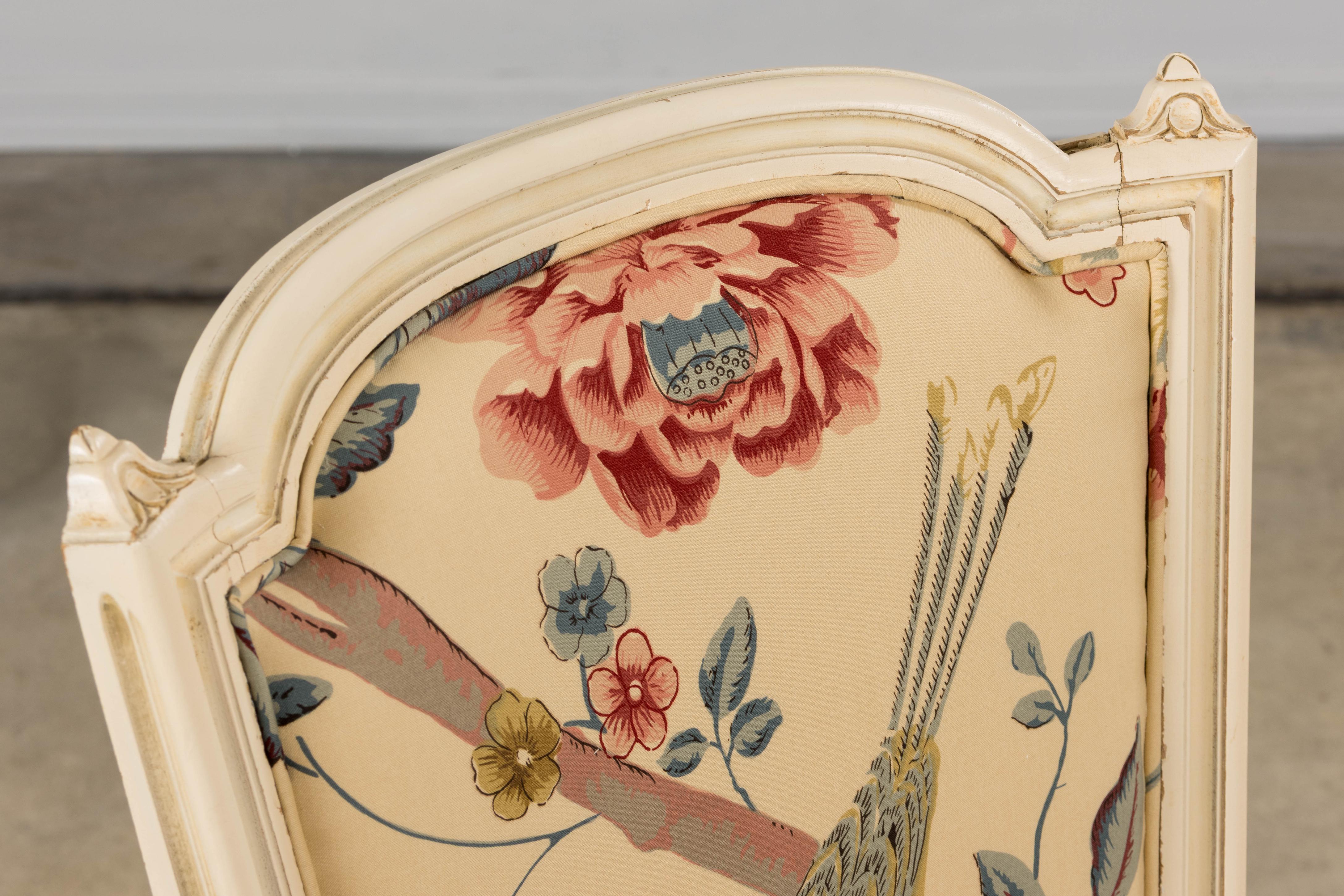 Intagliato a mano Antique French Louis XVI Painted Accent Side Chair in Beige Chinoiserie Fabric in vendita
