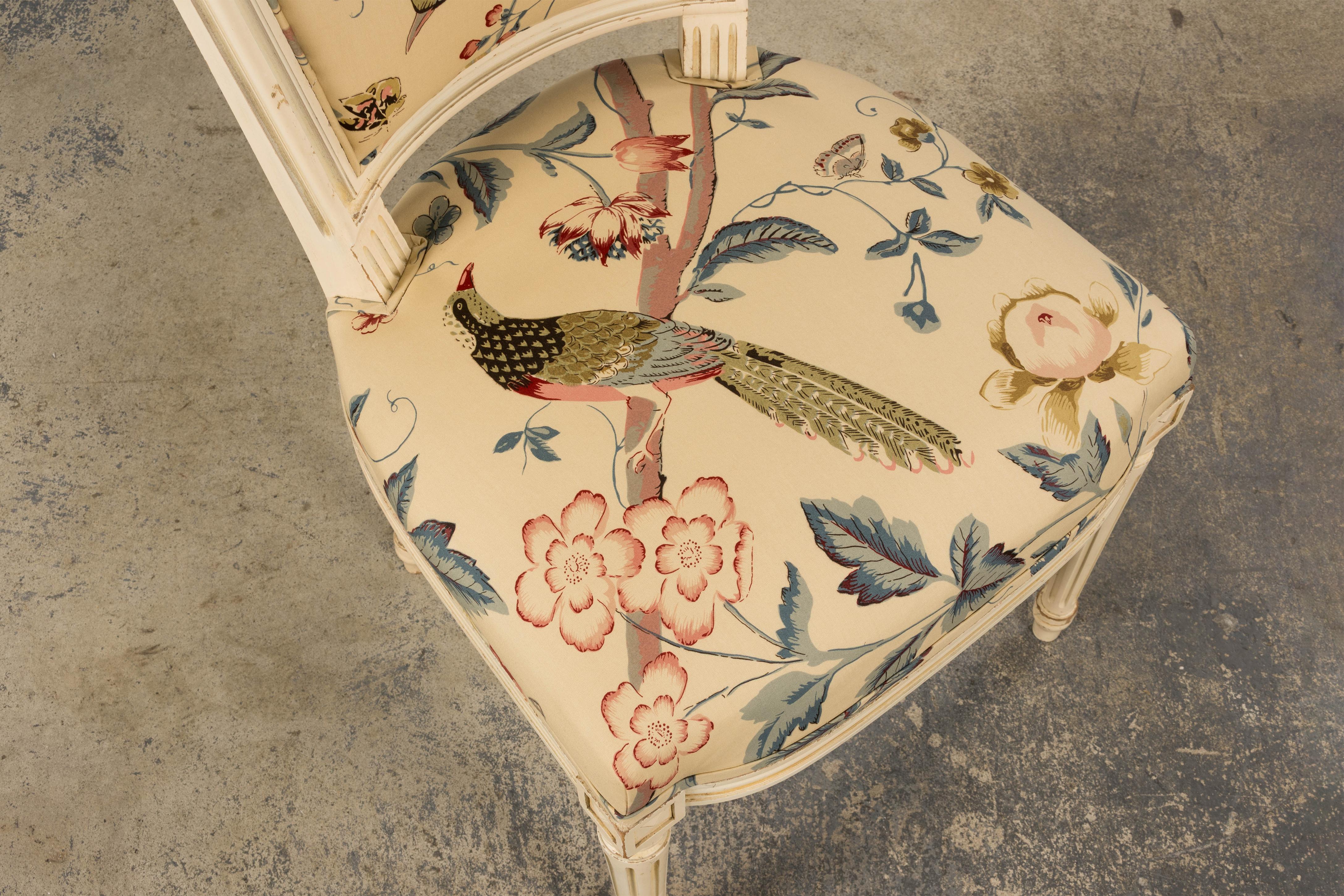 Antique French Louis XVI Painted Accent Side Chair in Beige Chinoiserie Fabric In condizioni buone in vendita a Astoria, NY