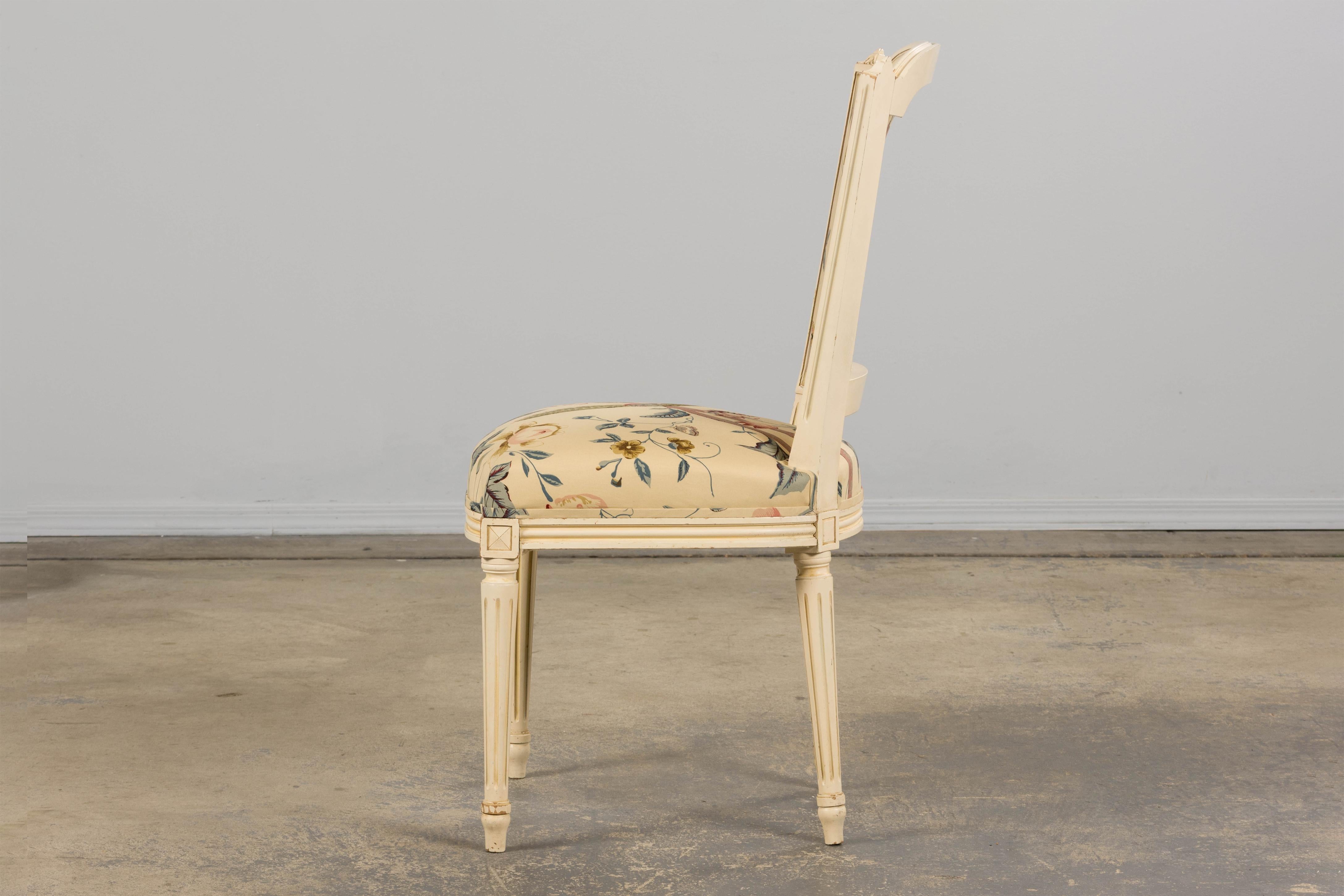 Antique French Louis XVI Painted Accent Side Chair in Beige Chinoiserie Fabric in vendita 1