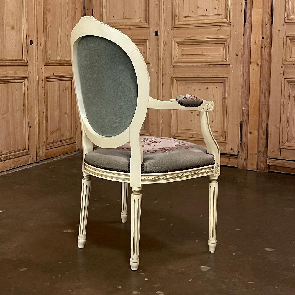 Antiker französischer Louis XVI-Sessel mit Gobelinstickerei-Wandteppich, bemalt im Angebot 3