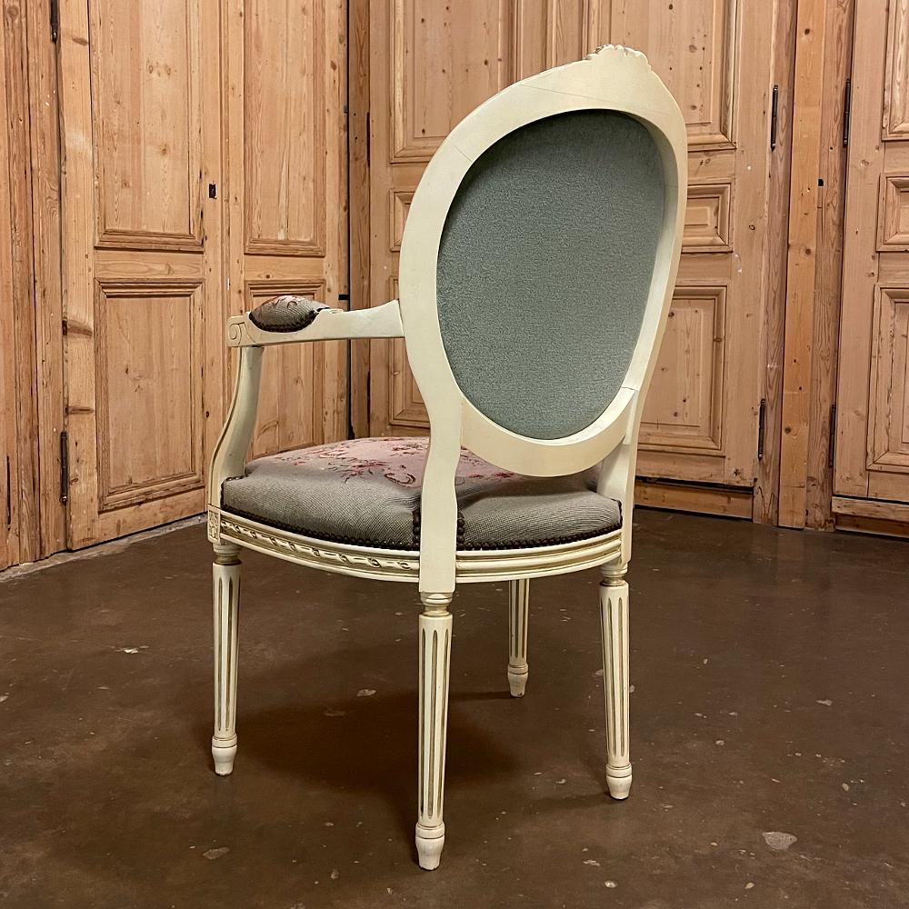 Antiker französischer Louis XVI-Sessel mit Gobelinstickerei-Wandteppich, bemalt (Handgeschnitzt) im Angebot