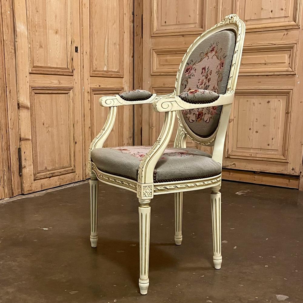 Antiker französischer Louis XVI-Sessel mit Gobelinstickerei-Wandteppich, bemalt im Zustand „Gut“ im Angebot in Dallas, TX