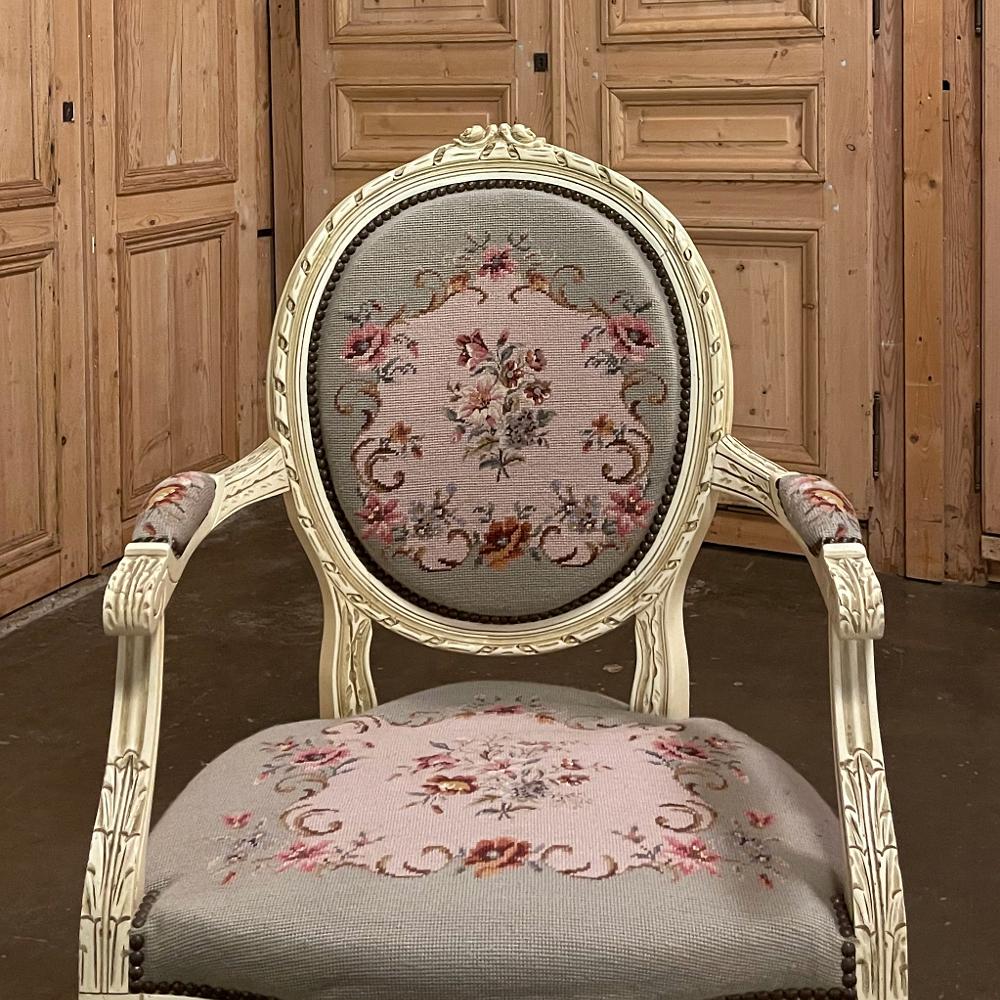 Antiker französischer Louis XVI-Sessel mit Gobelinstickerei-Wandteppich, bemalt (20. Jahrhundert) im Angebot