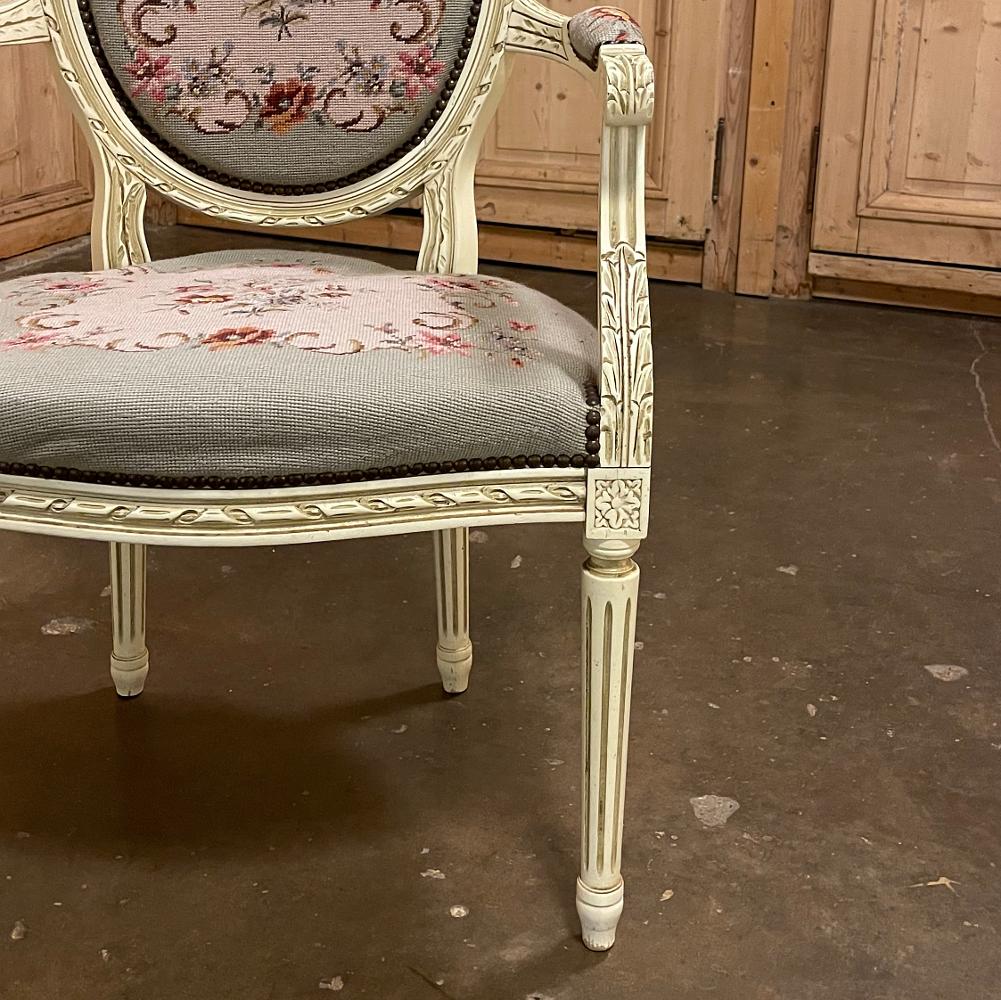 Antiker französischer Louis XVI-Sessel mit Gobelinstickerei-Wandteppich, bemalt im Angebot 1