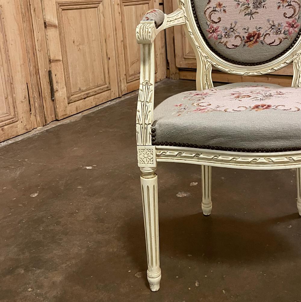Antiker französischer Louis XVI-Sessel mit Gobelinstickerei-Wandteppich, bemalt im Angebot 2