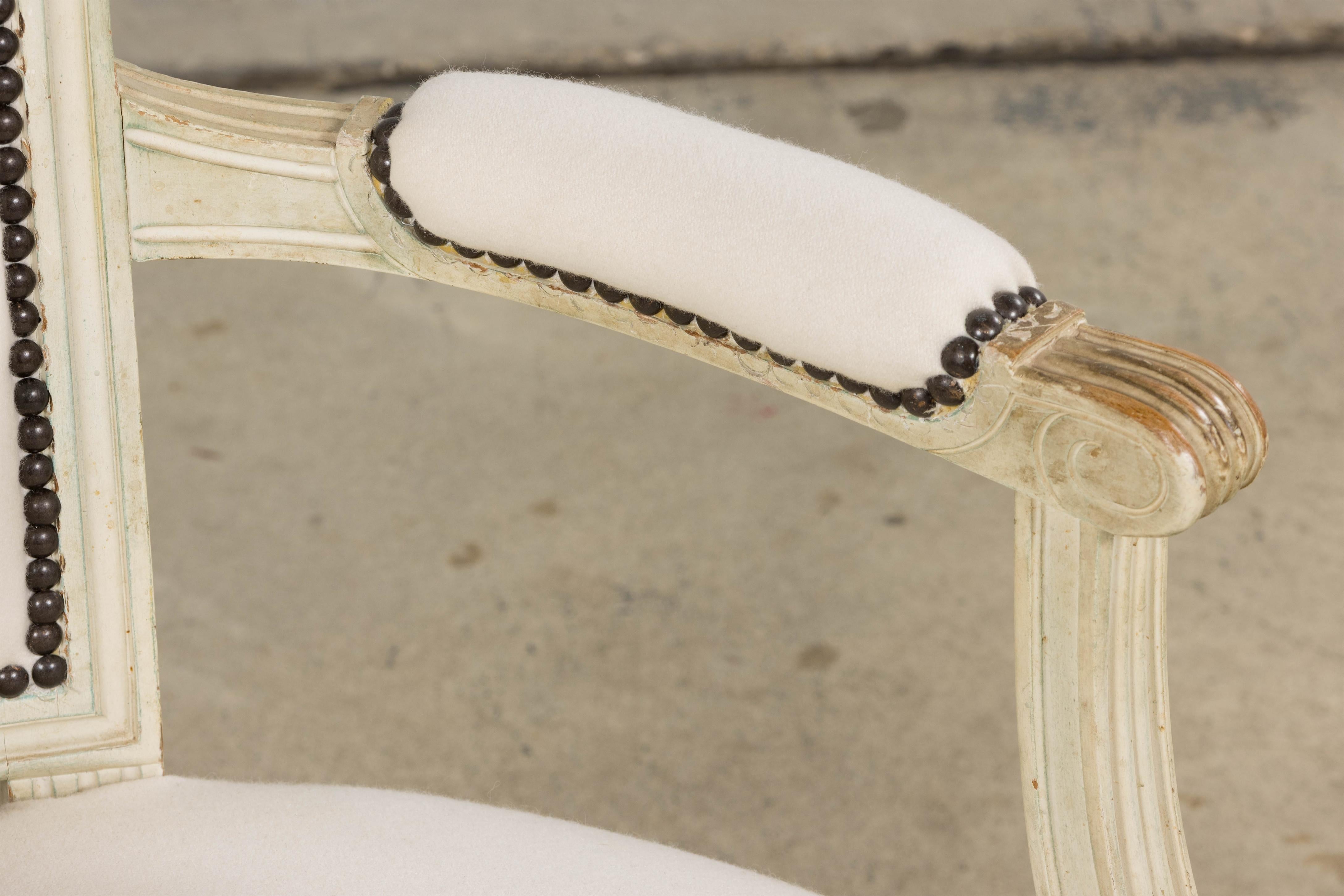 Antique French Louis XVI Fauteuils peints en laine Whiting - Une paire en vente 3