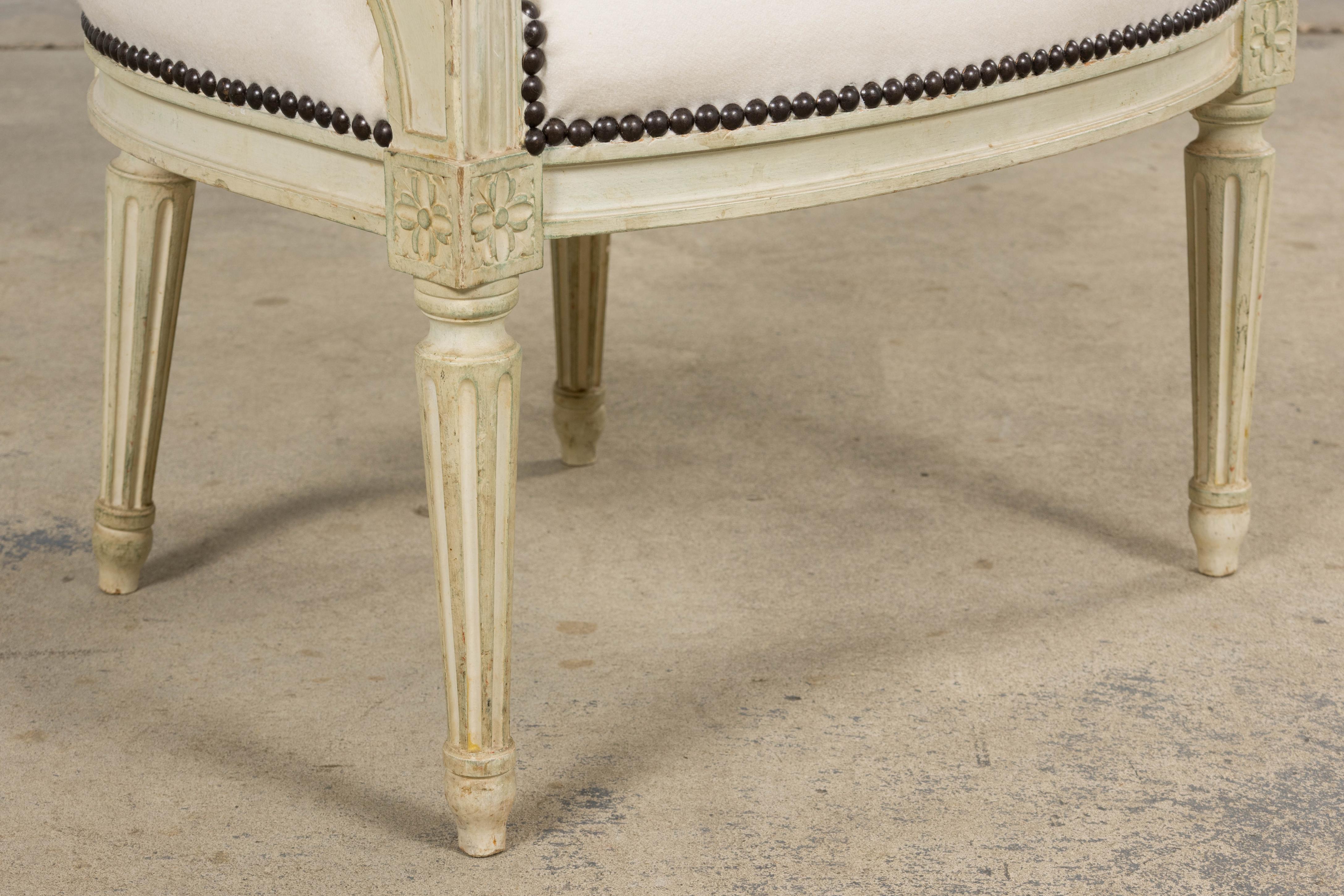 Antique French Louis XVI Fauteuils peints en laine Whiting - Une paire en vente 4