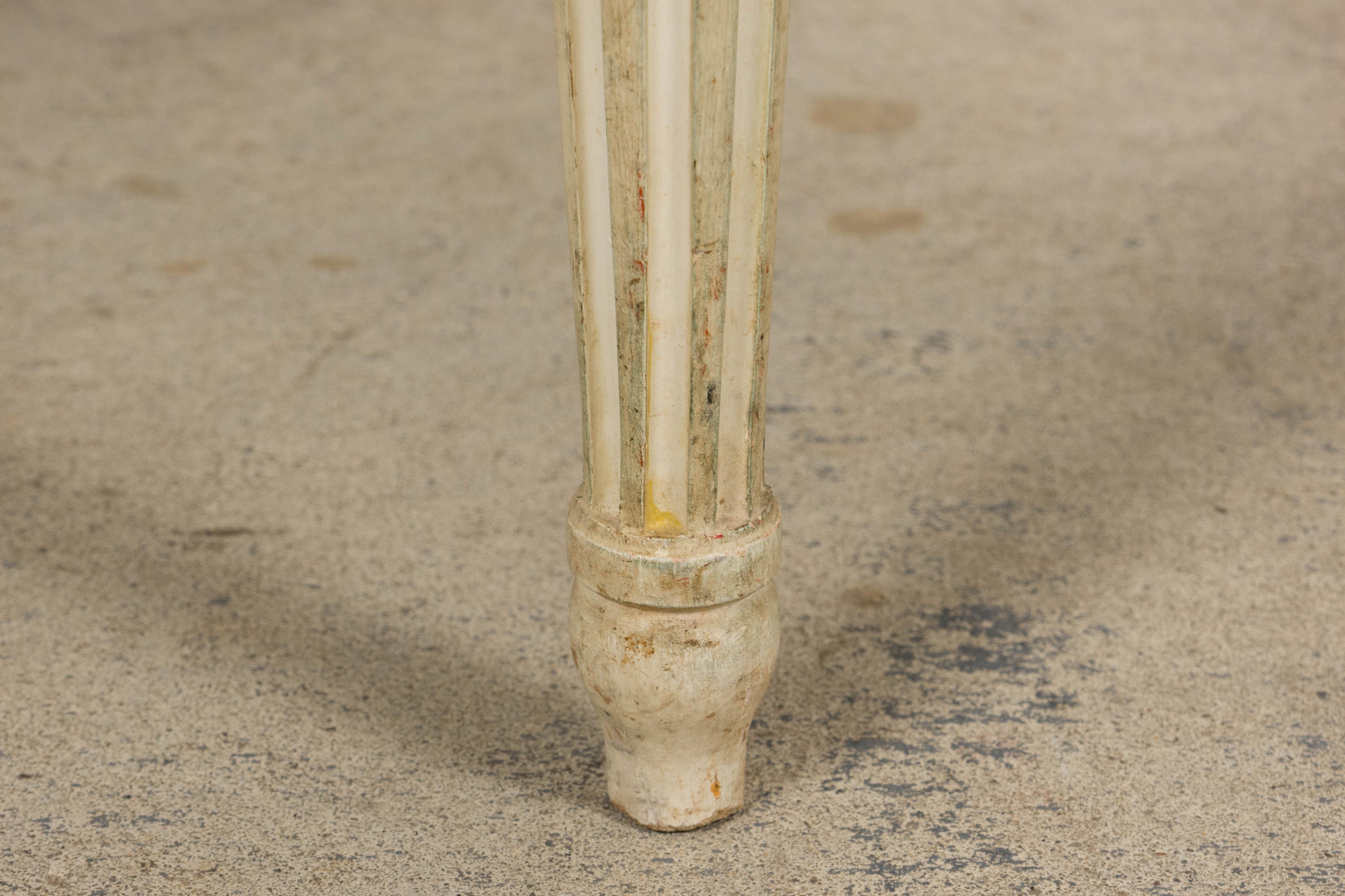 Antique French Louis XVI Fauteuils peints en laine Whiting - Une paire en vente 5