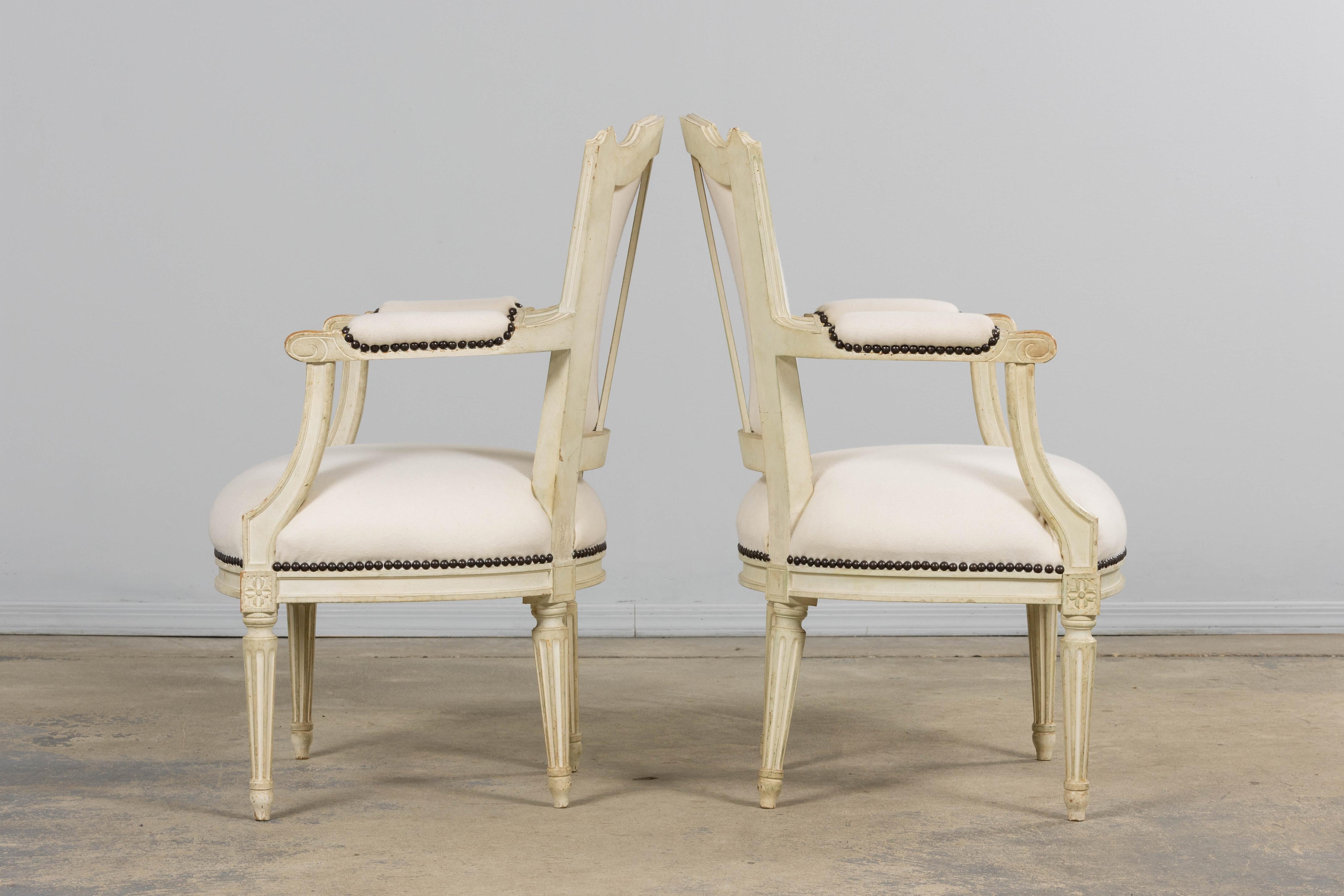 Antique French Louis XVI Fauteuils peints en laine Whiting - Une paire en vente 6