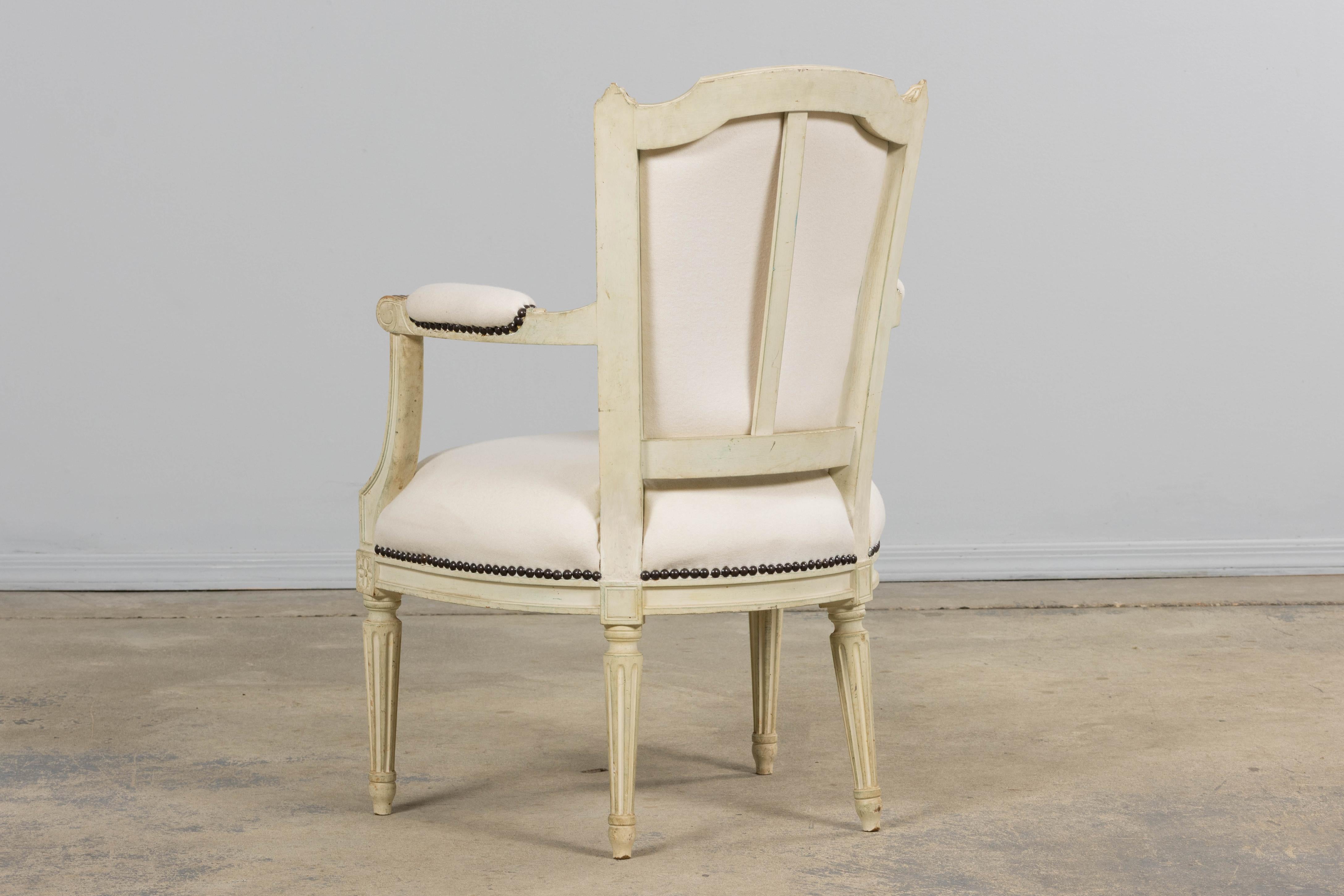 Antique French Louis XVI Fauteuils peints en laine Whiting - Une paire en vente 7