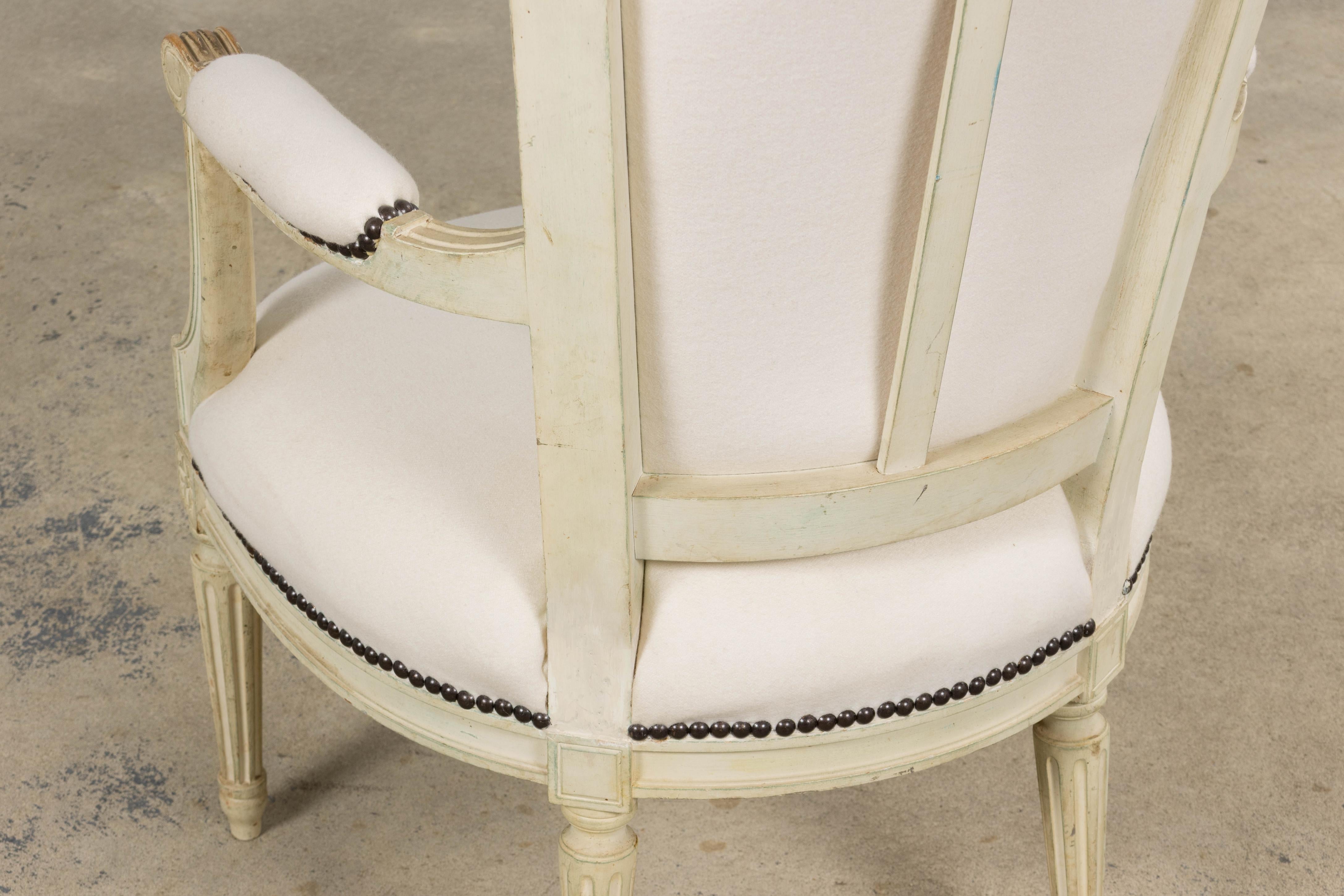 Antique French Louis XVI Fauteuils peints en laine Whiting - Une paire en vente 8