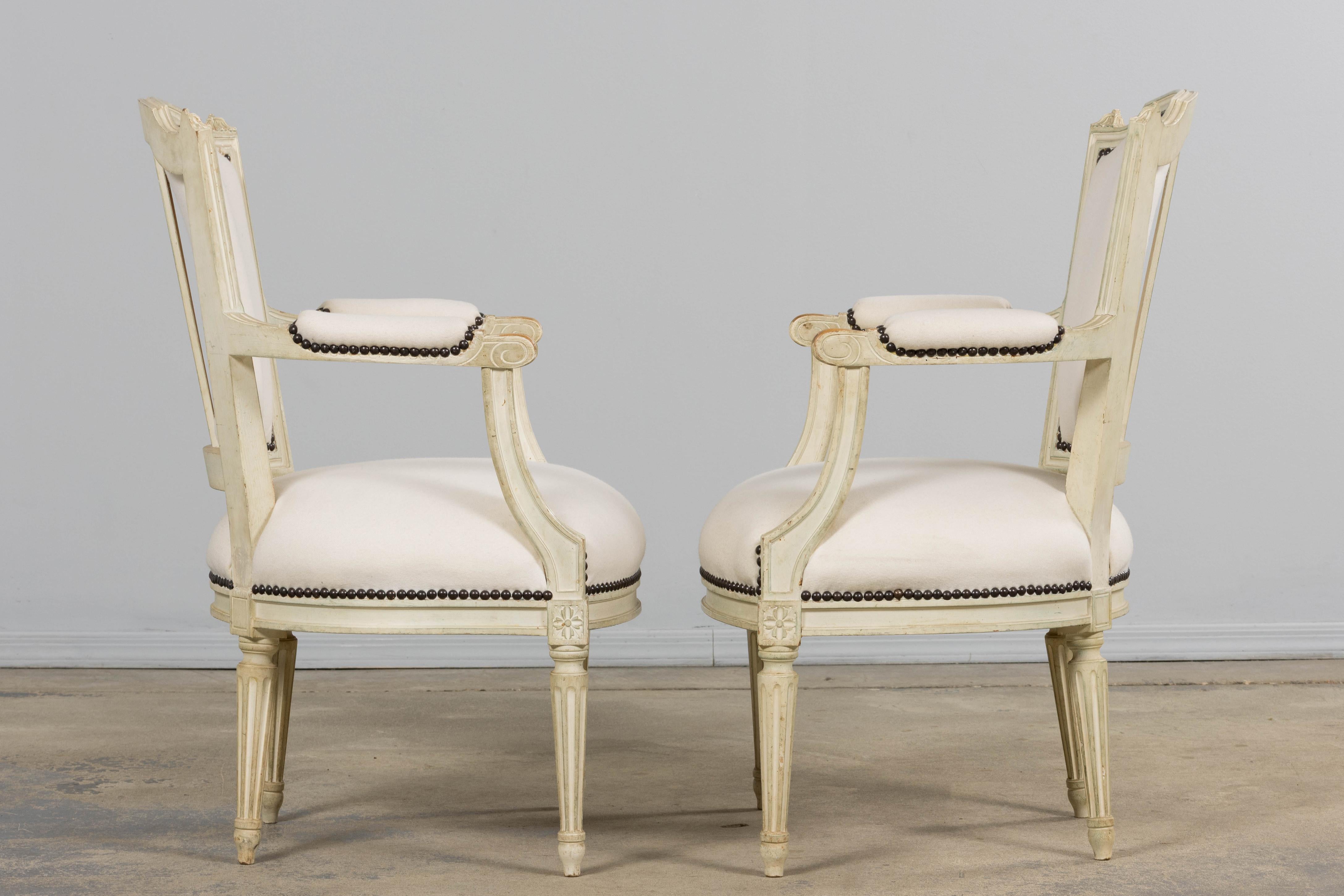 Antique French Louis XVI Fauteuils peints en laine Whiting - Une paire en vente 9