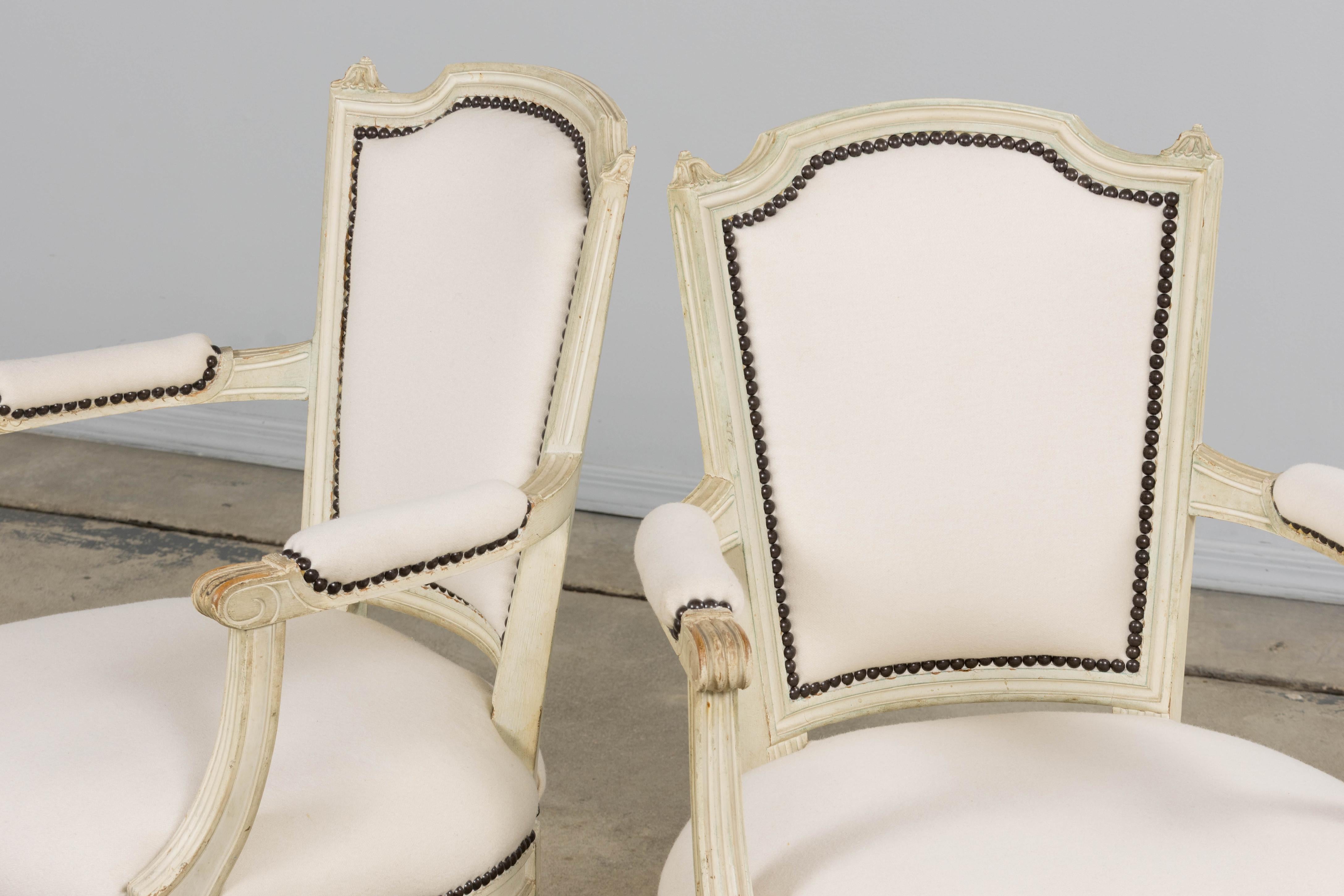 Antique French Louis XVI Fauteuils peints en laine Whiting - Une paire en vente 10