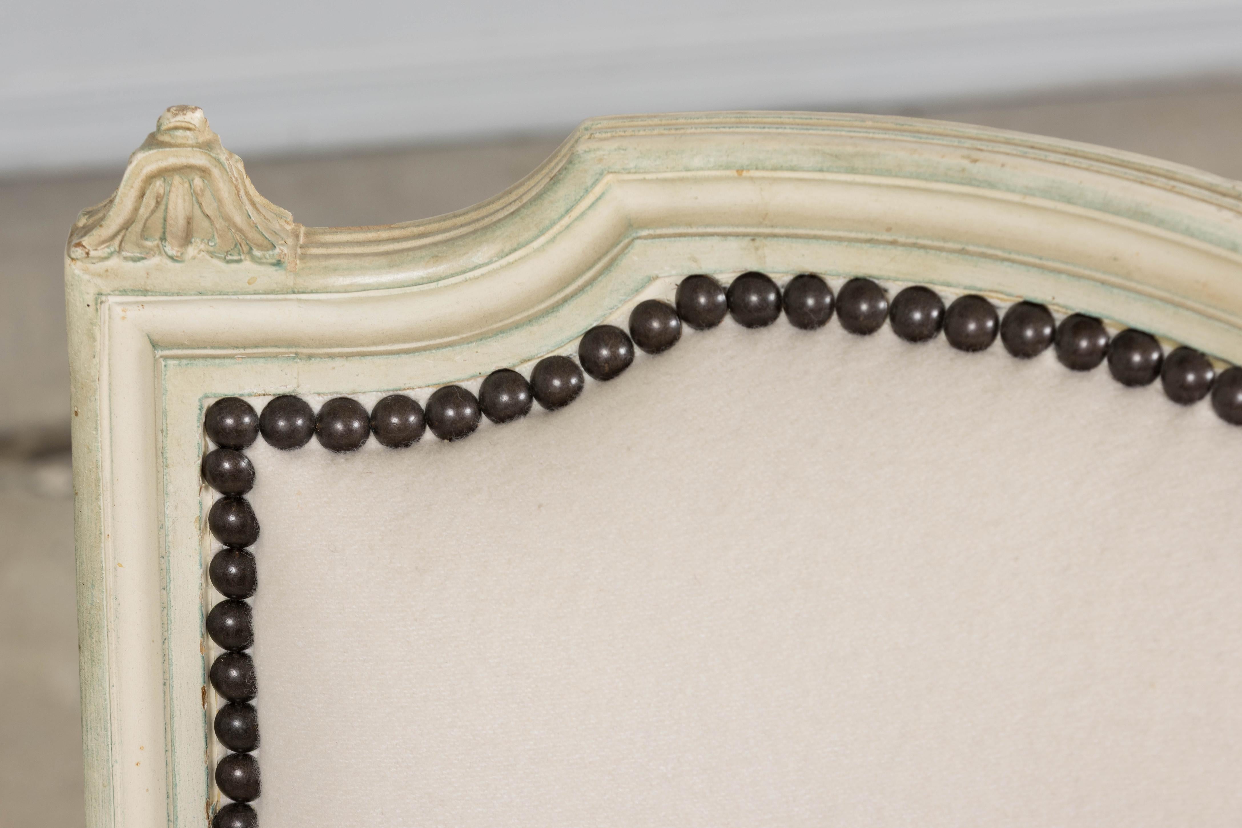 Antique French Louis XVI Fauteuils peints en laine Whiting - Une paire en vente 11