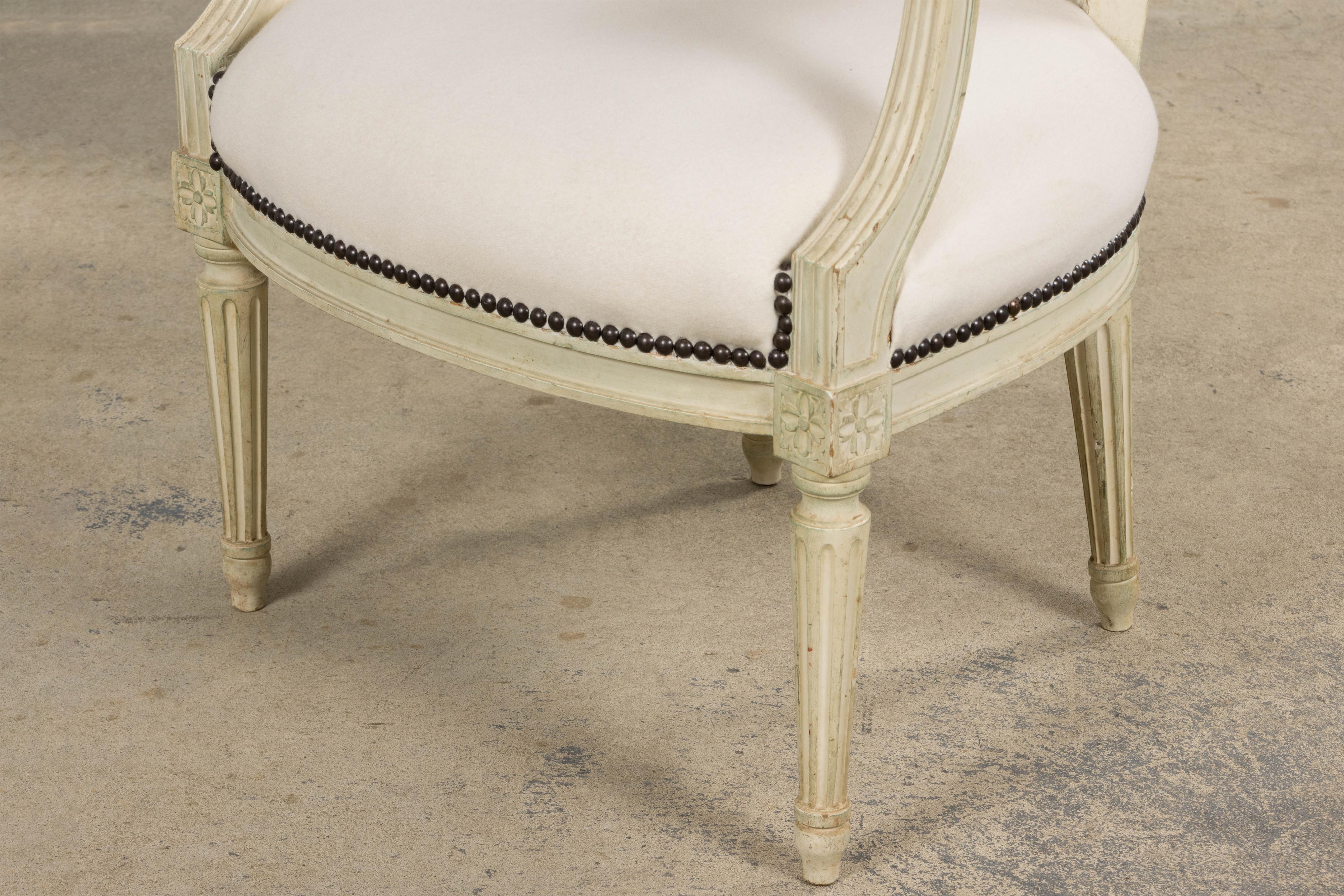 Antique French Louis XVI Fauteuils peints en laine Whiting - Une paire en vente 12