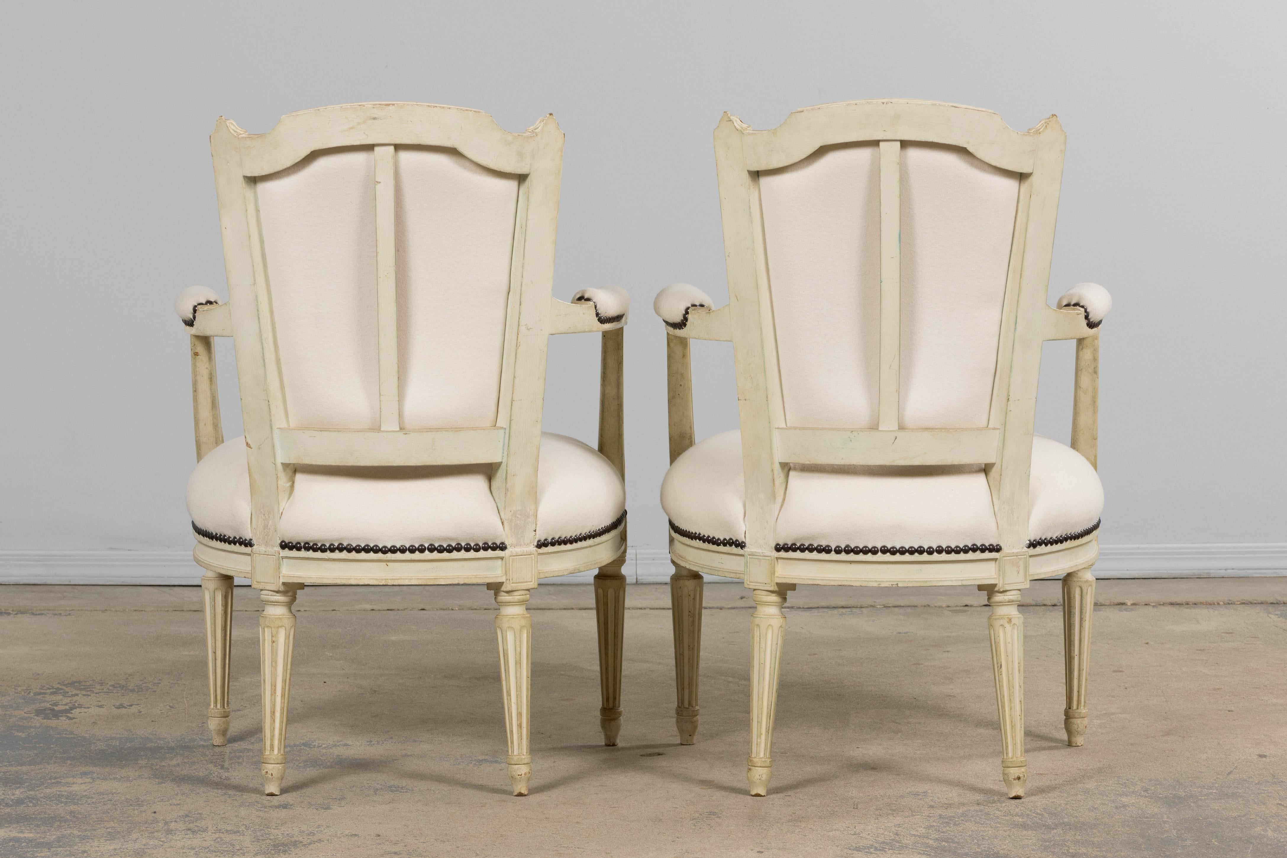 Antique French Louis XVI Fauteuils peints en laine Whiting - Une paire en vente 13