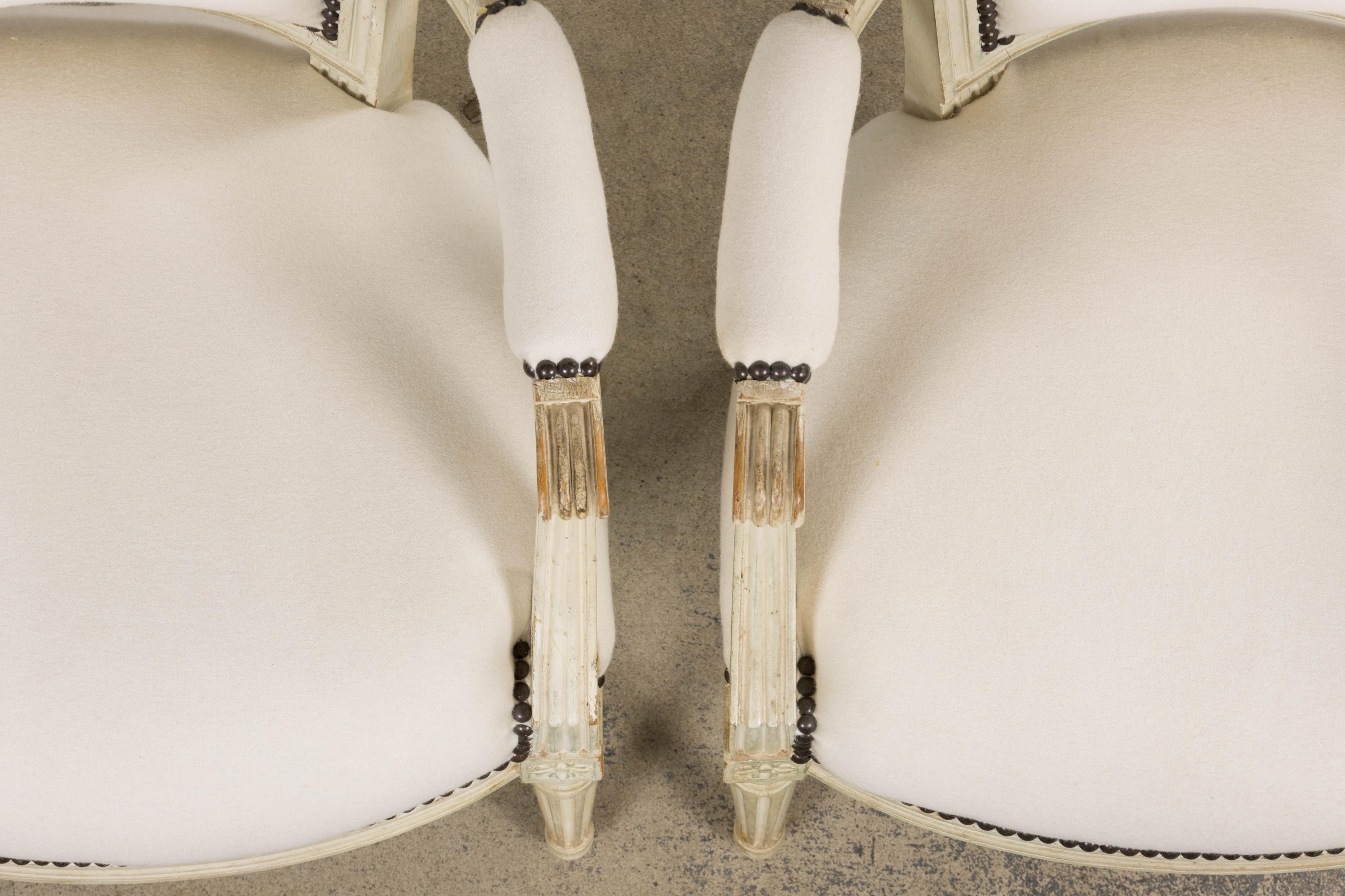 Fait main Antique French Louis XVI Fauteuils peints en laine Whiting - Une paire en vente