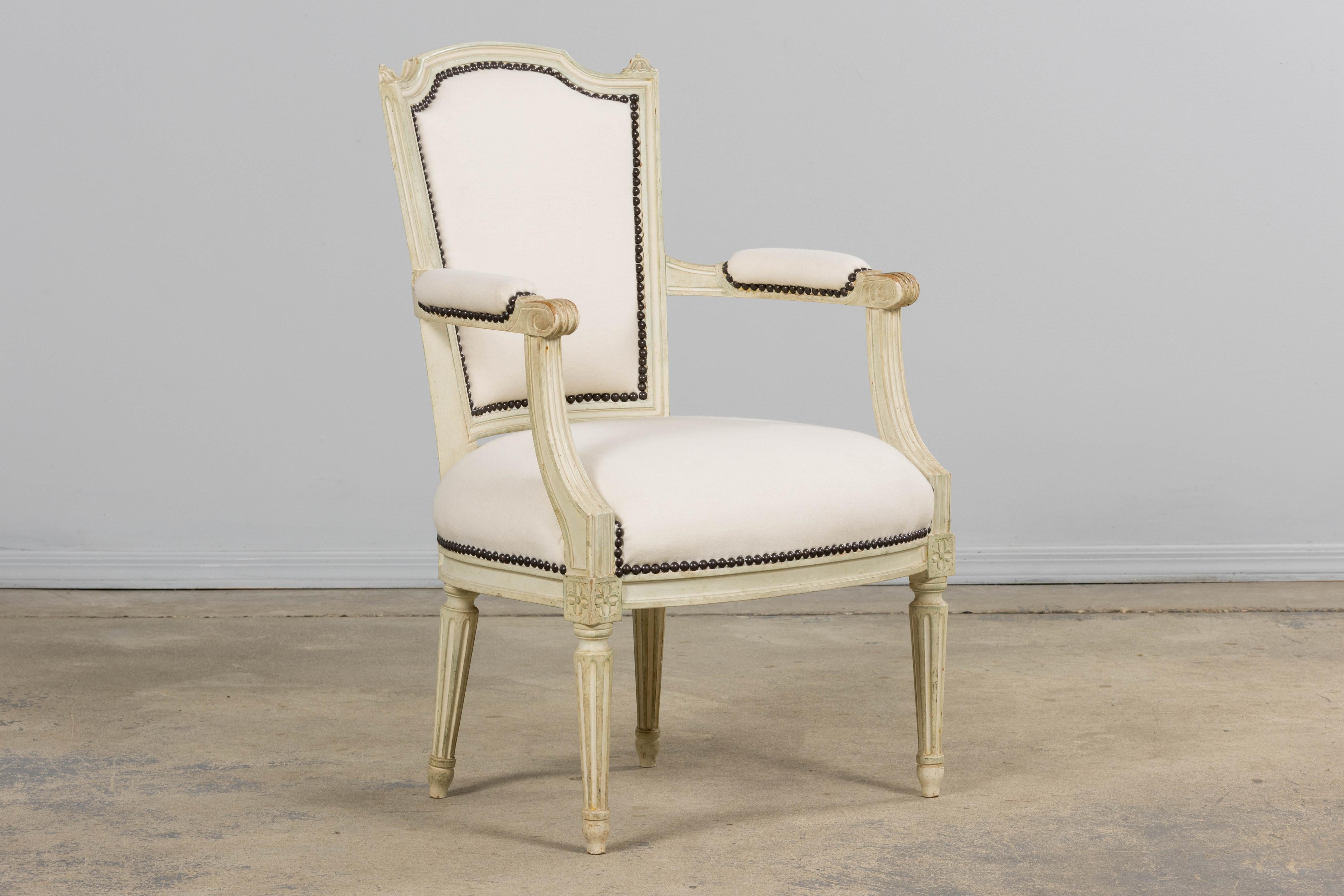 XIXe siècle Antique French Louis XVI Fauteuils peints en laine Whiting - Une paire en vente