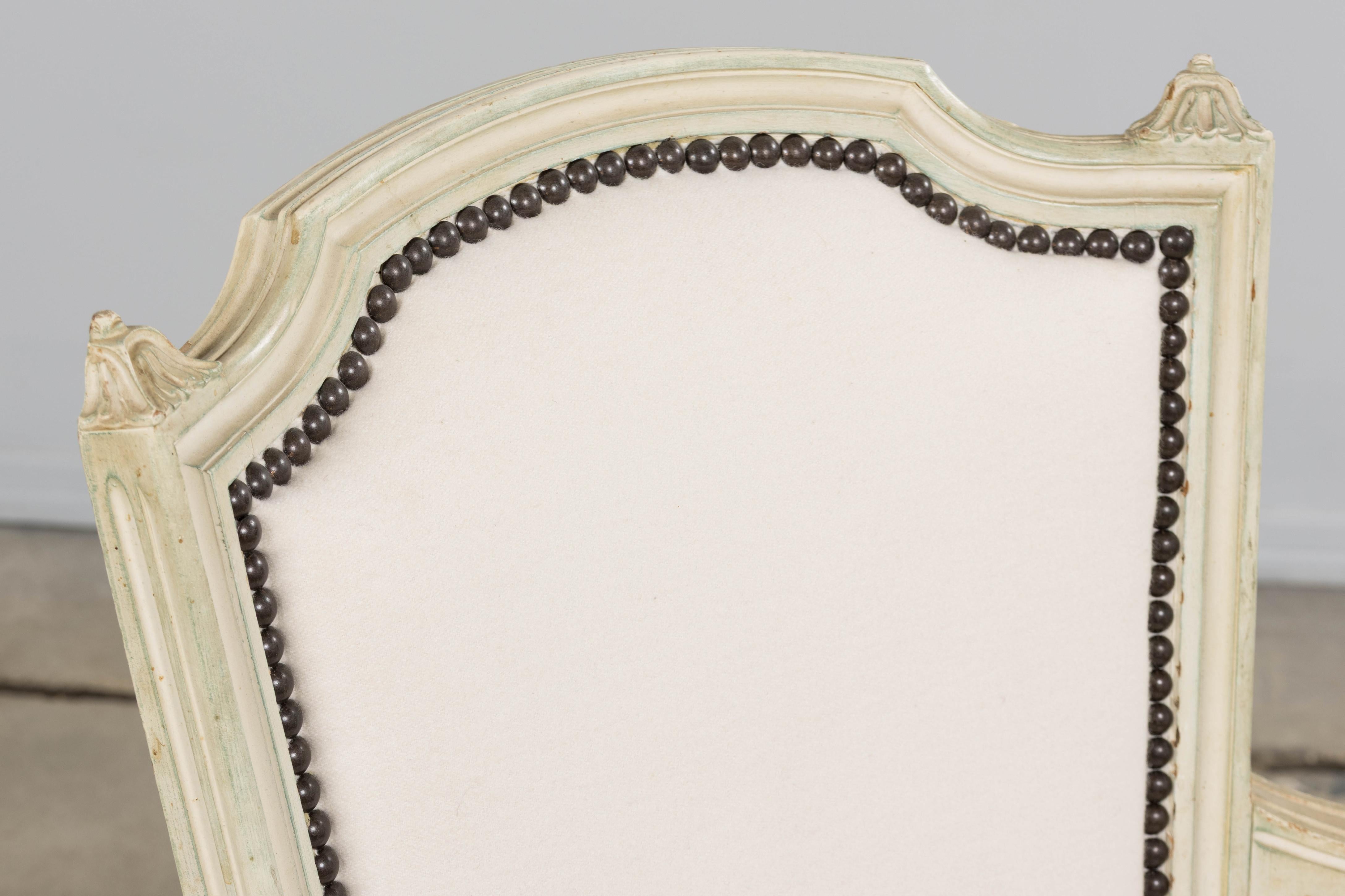 Laine Antique French Louis XVI Fauteuils peints en laine Whiting - Une paire en vente