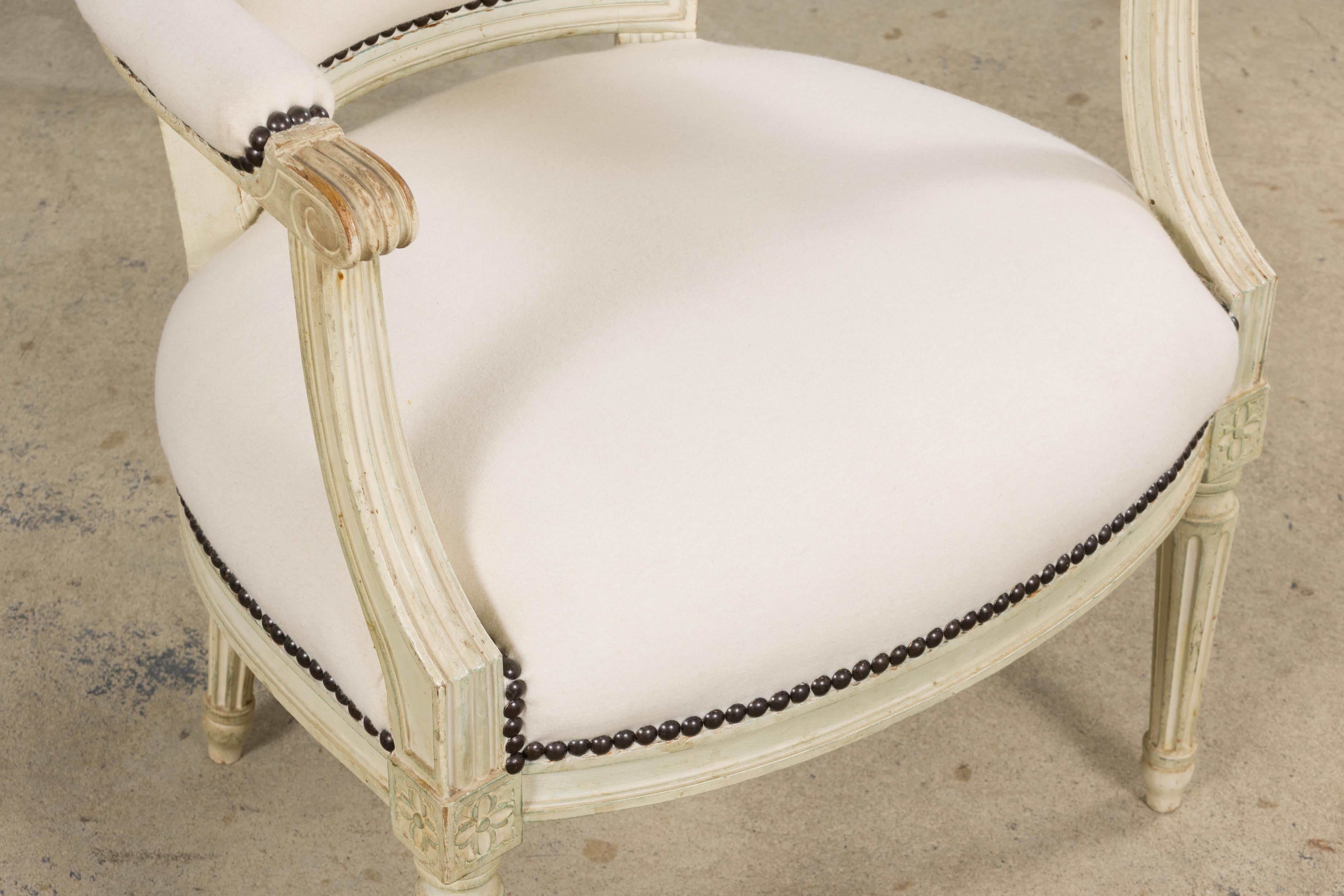 Antique French Louis XVI Fauteuils peints en laine Whiting - Une paire en vente 1