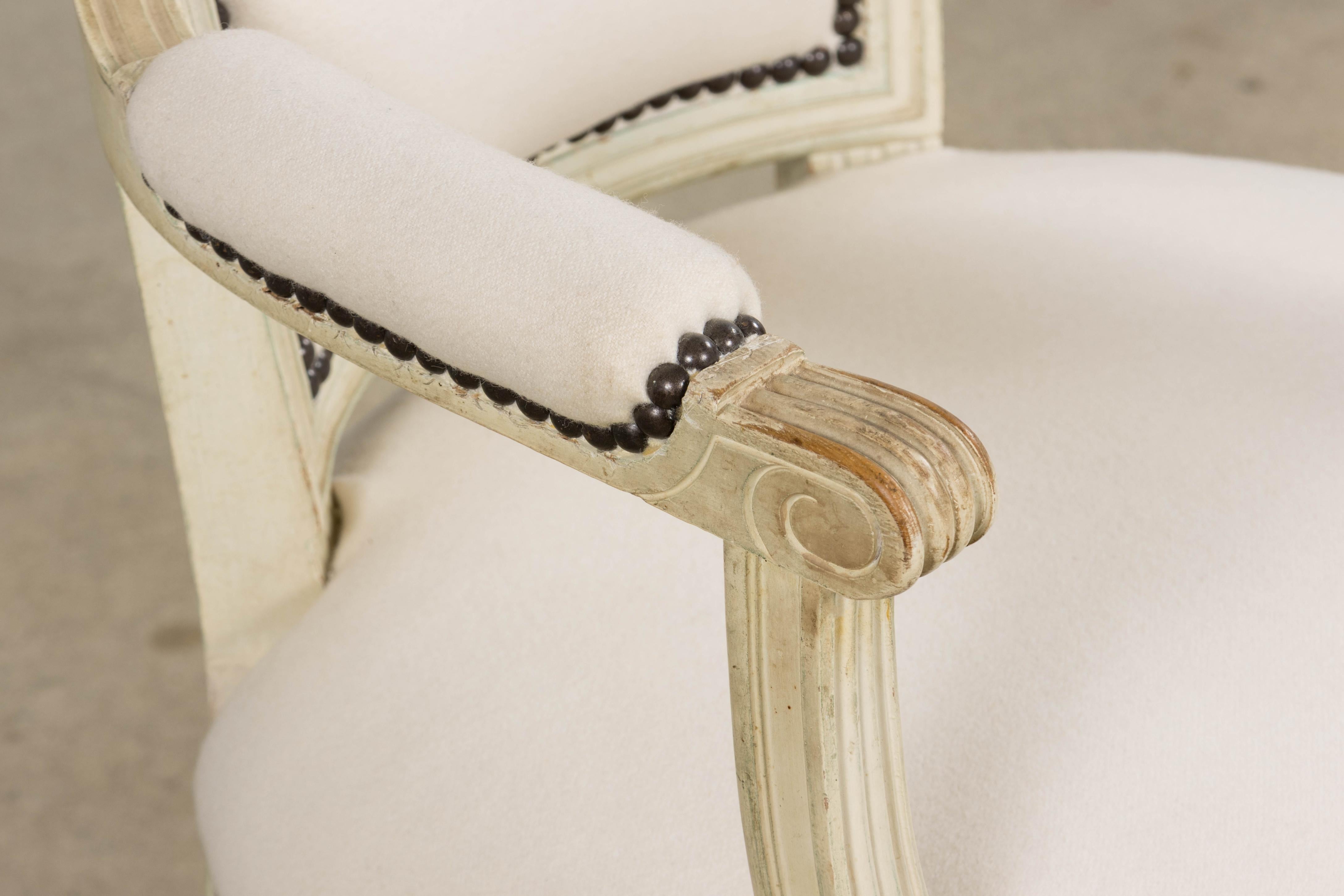 Antique French Louis XVI Fauteuils peints en laine Whiting - Une paire en vente 2