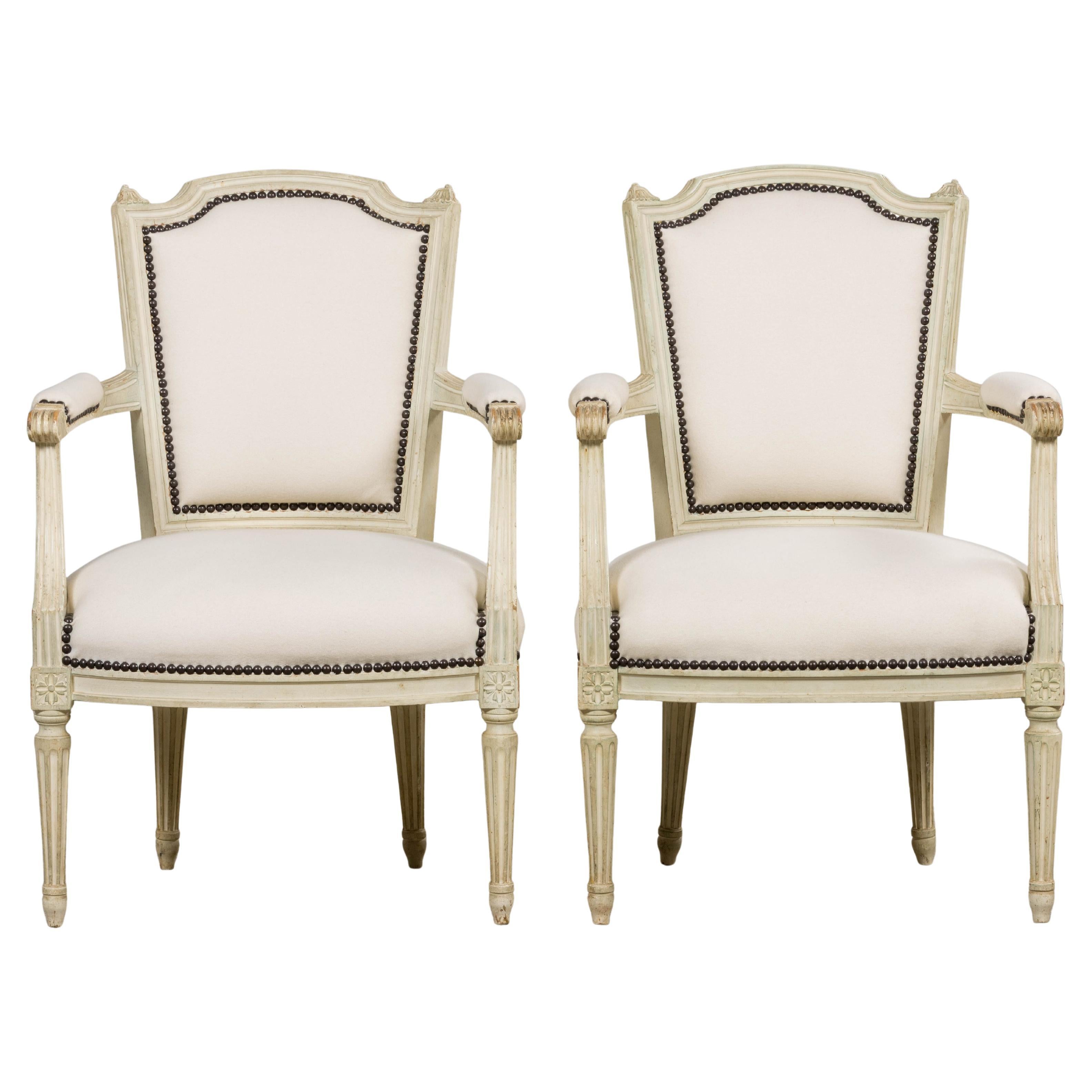 Antique French Louis XVI Fauteuils peints en laine Whiting - Une paire en vente