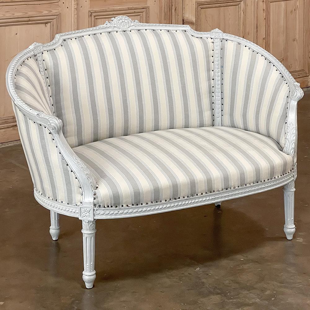 Antiker französischer Canape-Stuhl im Louis-XVI-Stil, bemalt ~ und eine halbe (Französisch) im Angebot