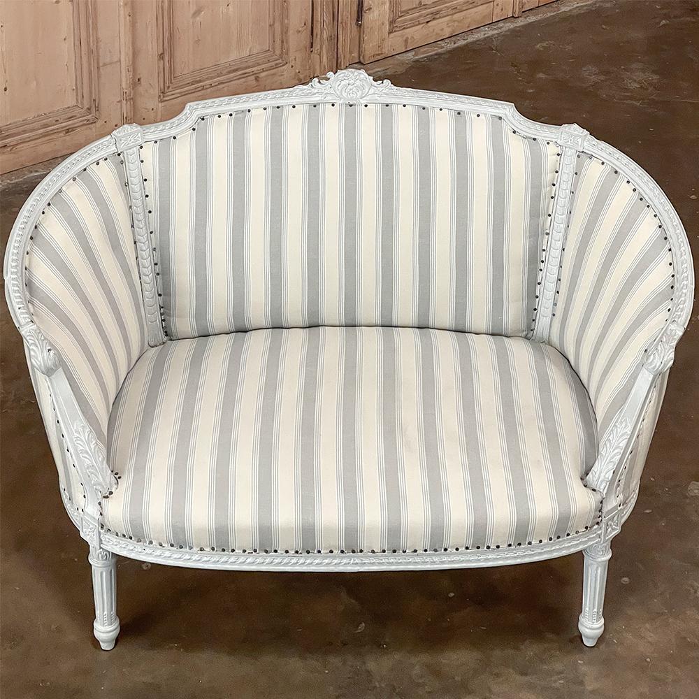 Antiker französischer Canape-Stuhl im Louis-XVI-Stil, bemalt ~ und eine halbe (Handgeschnitzt) im Angebot