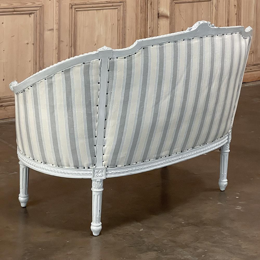 Antiker französischer Canape-Stuhl im Louis-XVI-Stil, bemalt ~ und eine halbe (20. Jahrhundert) im Angebot