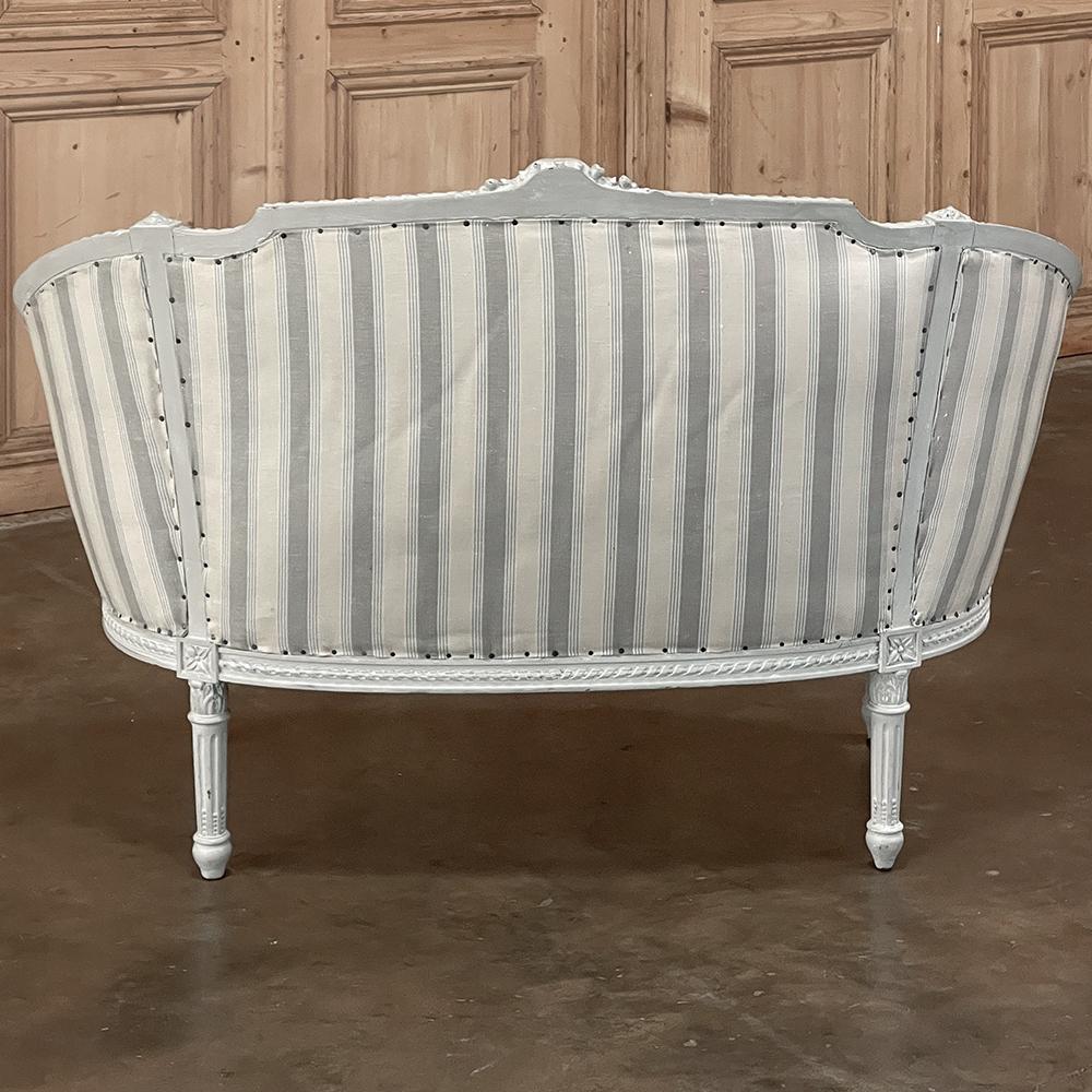 Antiker französischer Canape-Stuhl im Louis-XVI-Stil, bemalt ~ und eine halbe (Stoff) im Angebot