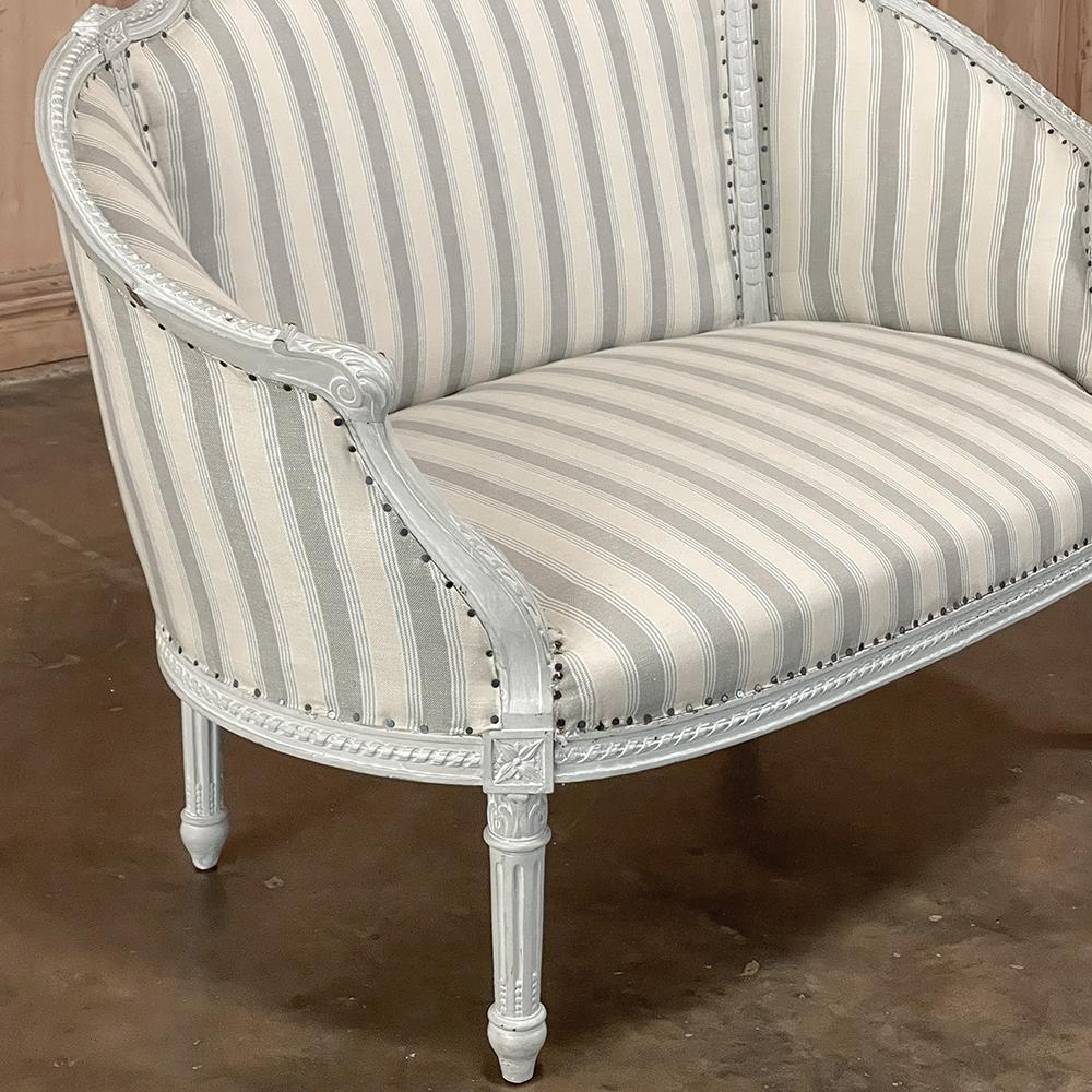 Antiker französischer Canape-Stuhl im Louis-XVI-Stil, bemalt ~ und eine halbe im Angebot 1