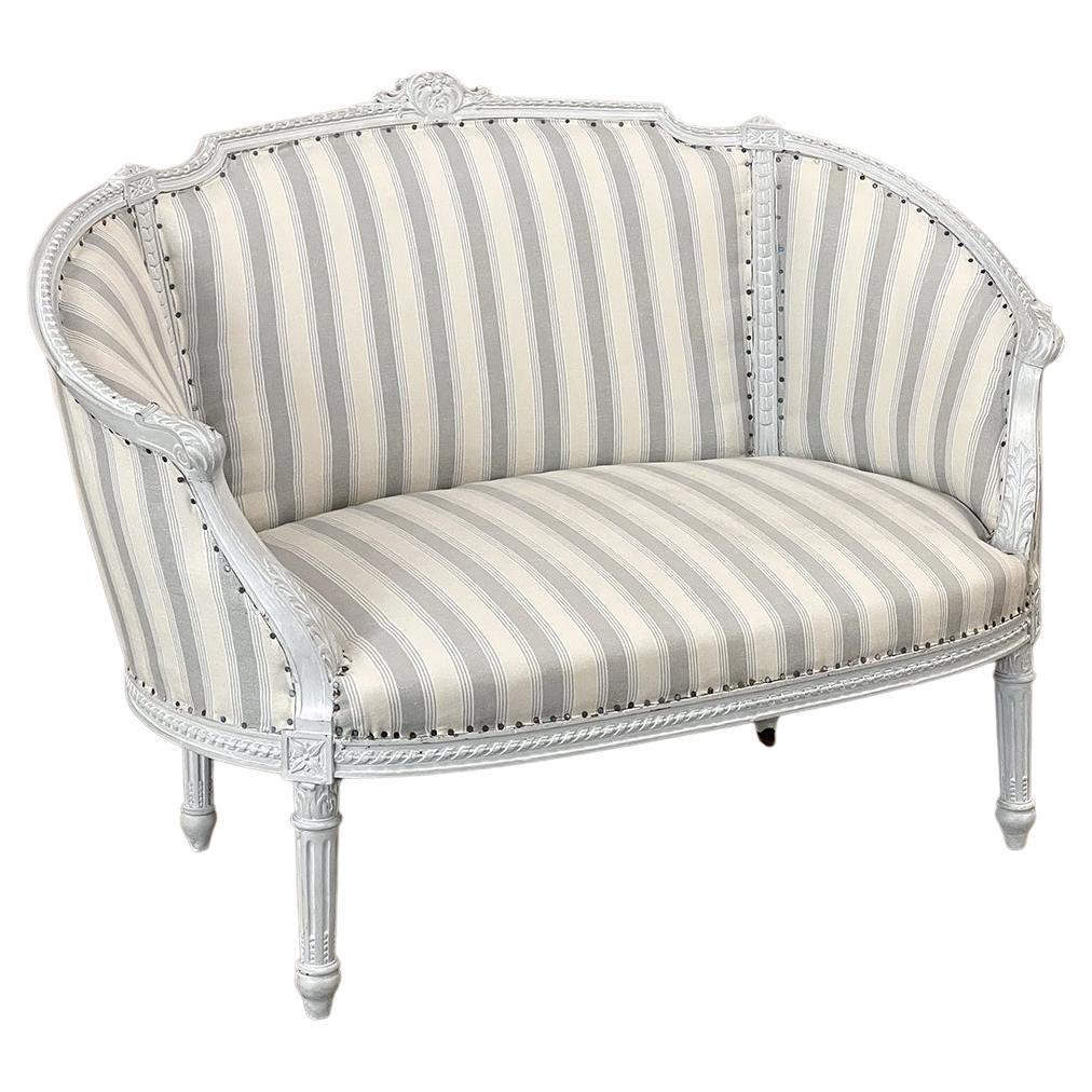 Antiker französischer Canape-Stuhl im Louis-XVI-Stil, bemalt ~ und eine halbe