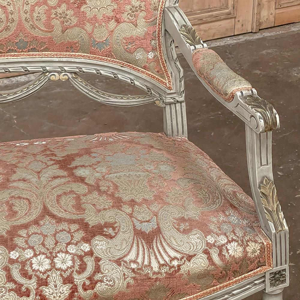 Antike französische bemalte Canape-Sessel im Louis-XVI.-Stil ~ (Stoff) im Angebot