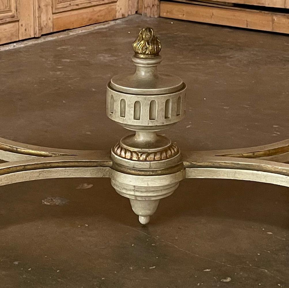 Antiker französischer Louis-XVI-Mitteltisch, bemalt (Holz) im Angebot