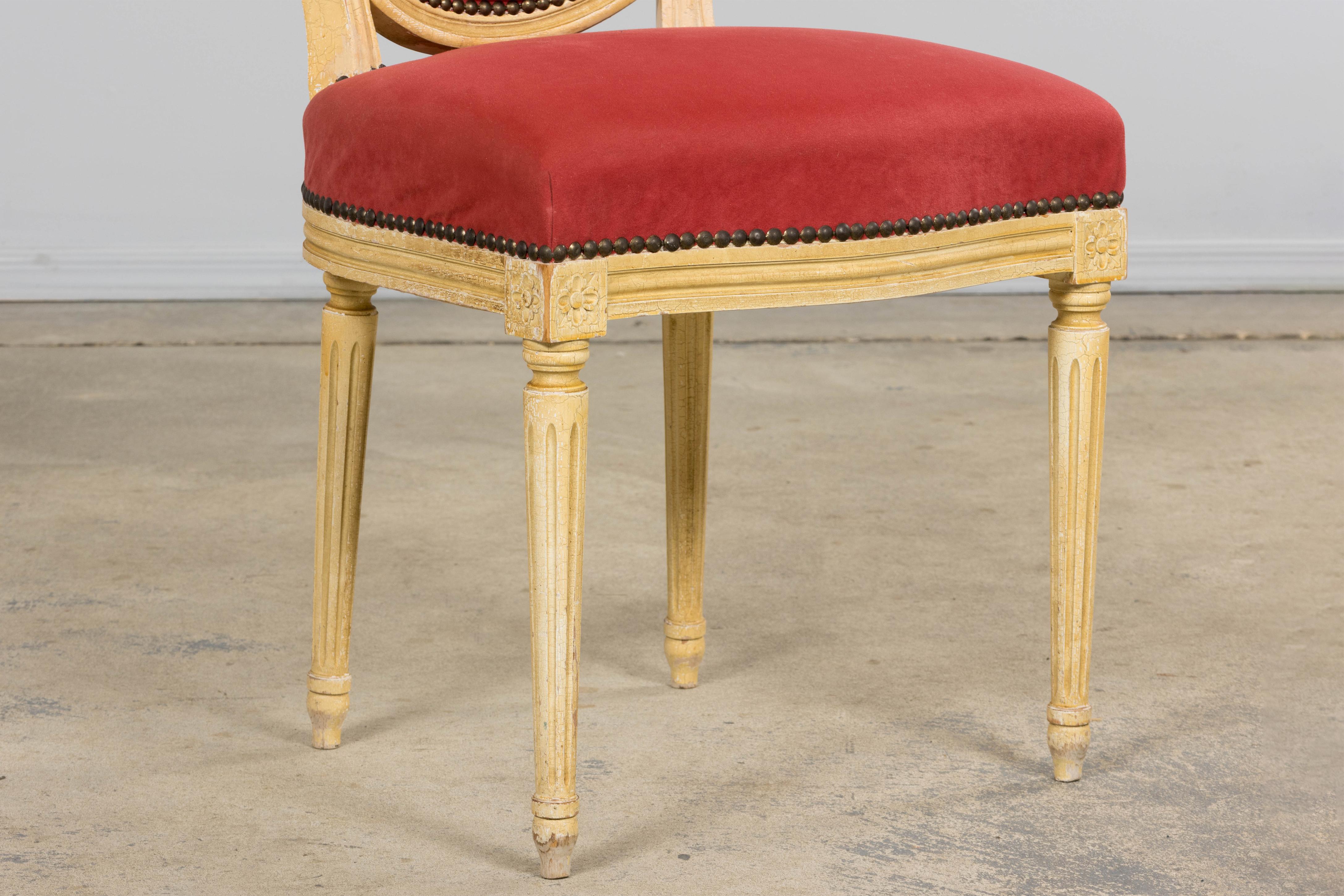 Antique French Luigi XVI  Sedie da pranzo dipinte in velluto lampone - Set di 8 in vendita 3