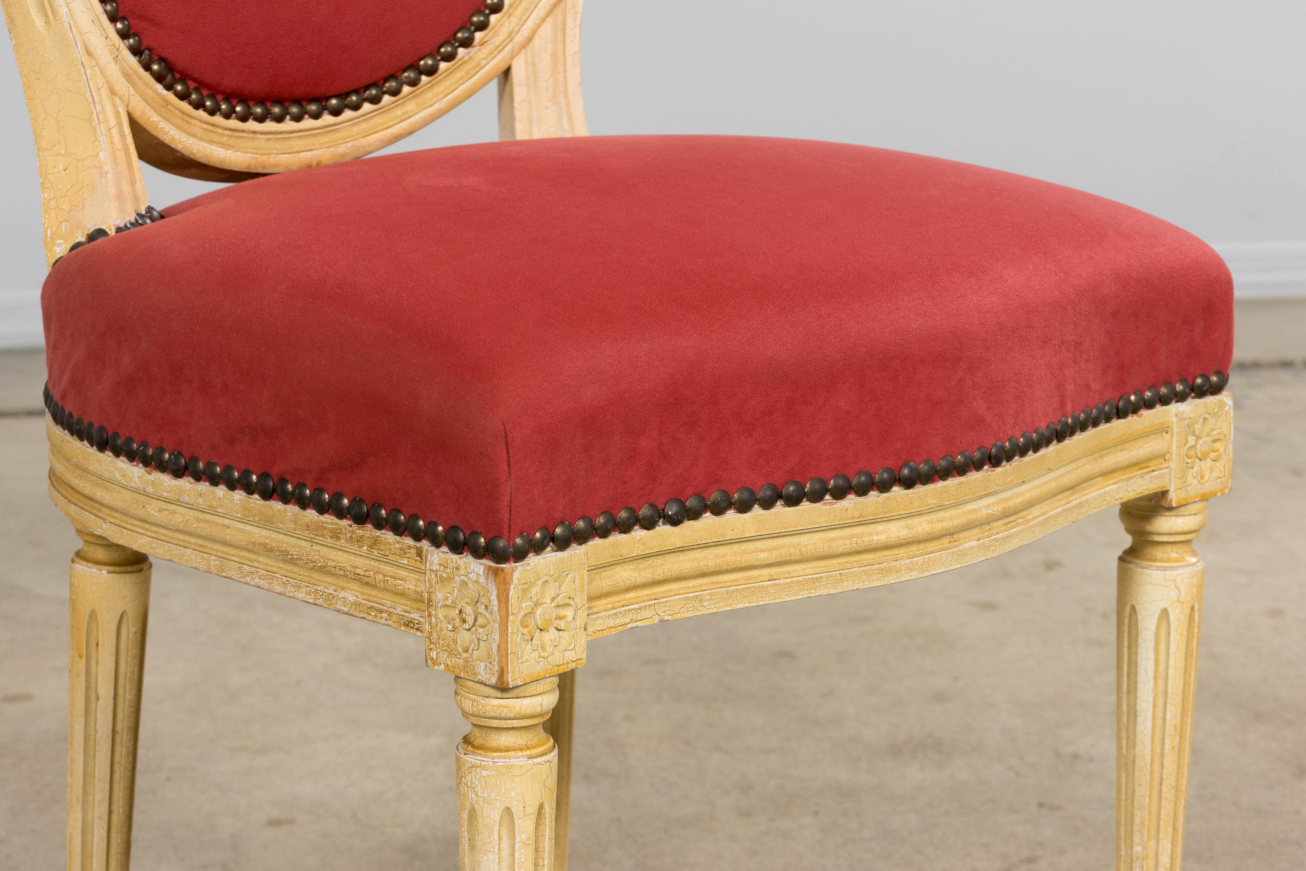Antique French Luigi XVI  Sedie da pranzo dipinte in velluto lampone - Set di 8 in vendita 5