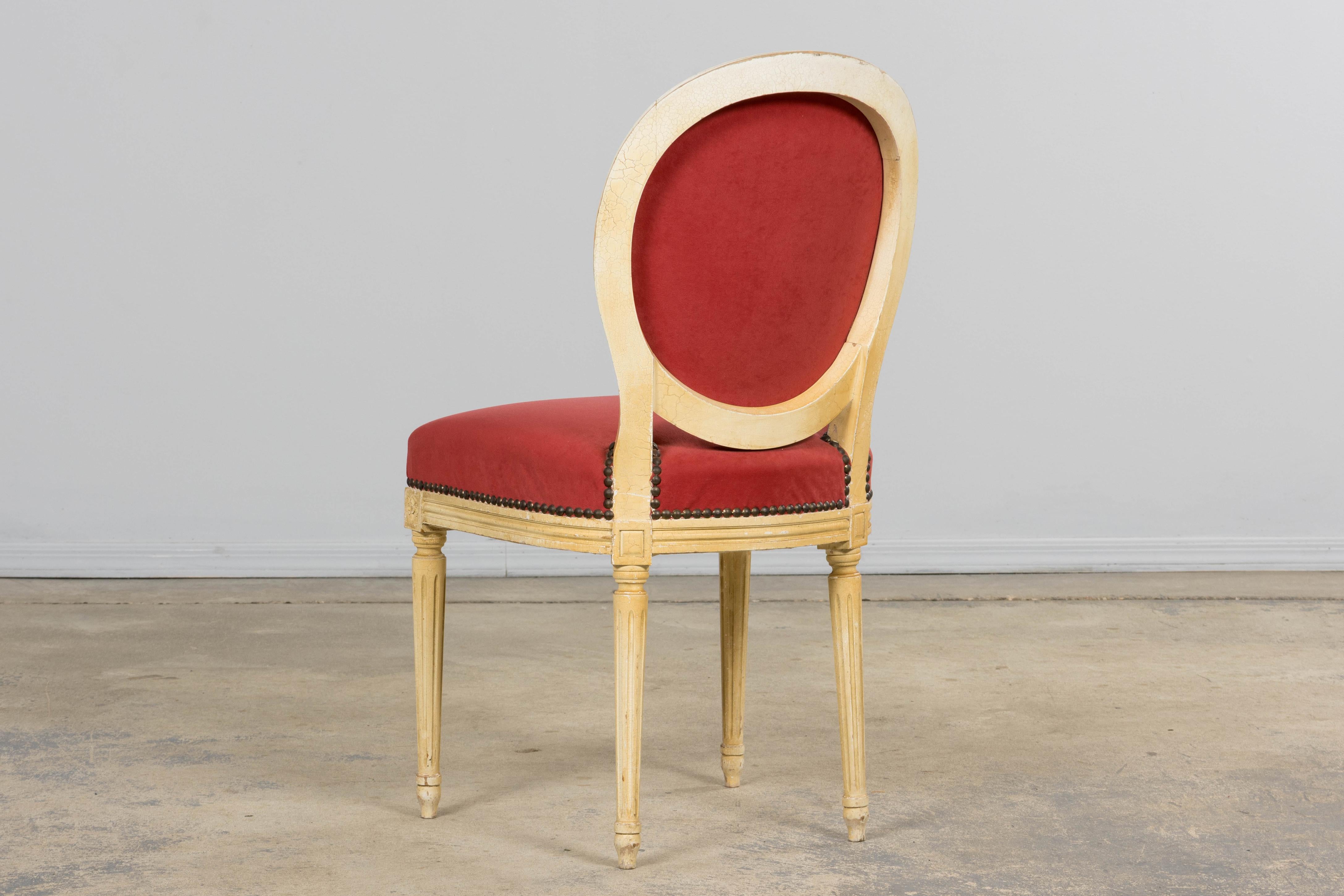 Antique French Luigi XVI  Sedie da pranzo dipinte in velluto lampone - Set di 8 in vendita 8