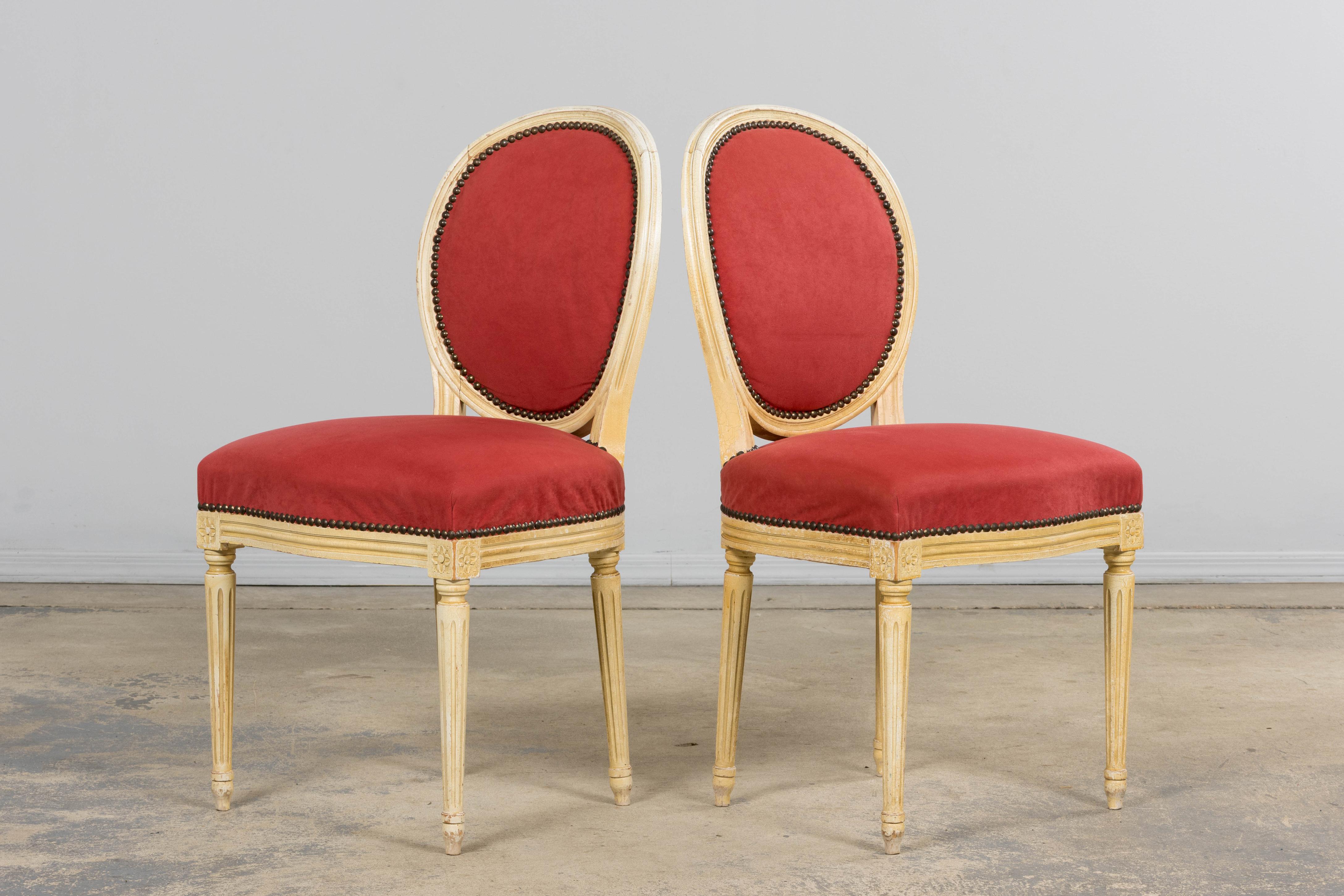 Antique French Luigi XVI  Sedie da pranzo dipinte in velluto lampone - Set di 8 in vendita 10