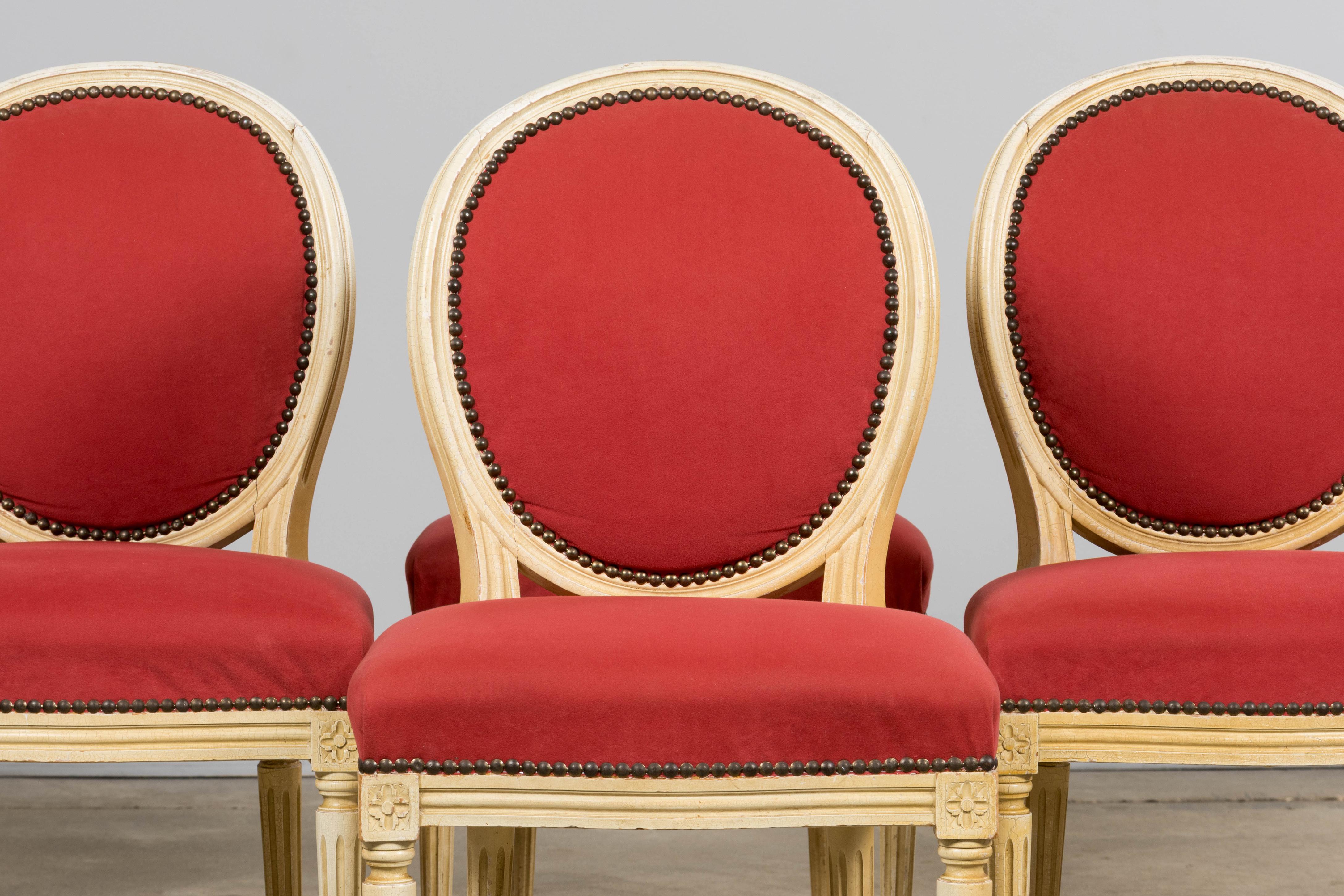 Un delizioso set di otto sedie da pranzo francesi in stile Luigi XVI dell'inizio del XX secolo, provenienti dalla Provenza. Ogni sedia è realizzata a mano in legno massiccio e conserva la sua finitura originale verniciata in bianco antico, con una
