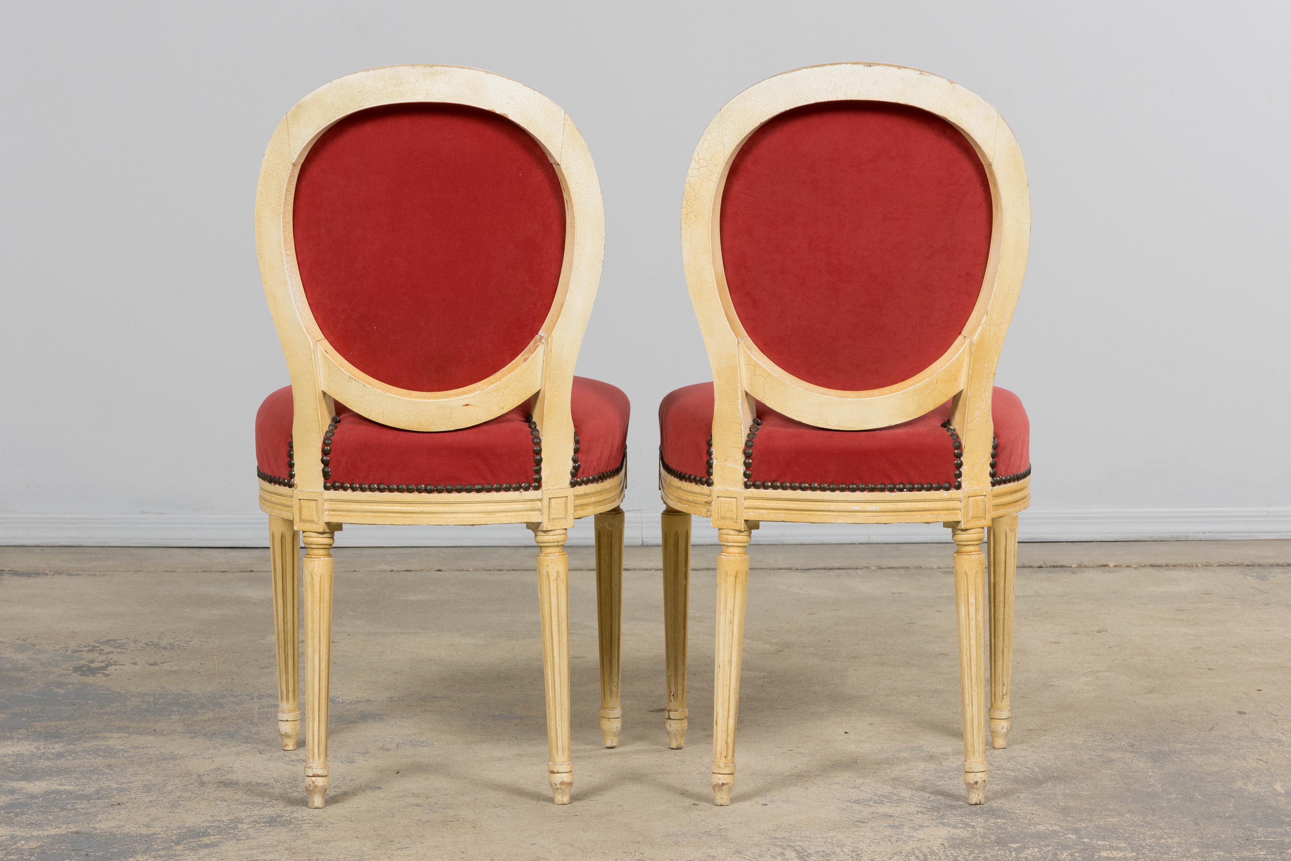 Antique French Luigi XVI  Sedie da pranzo dipinte in velluto lampone - Set di 8 in vendita 13