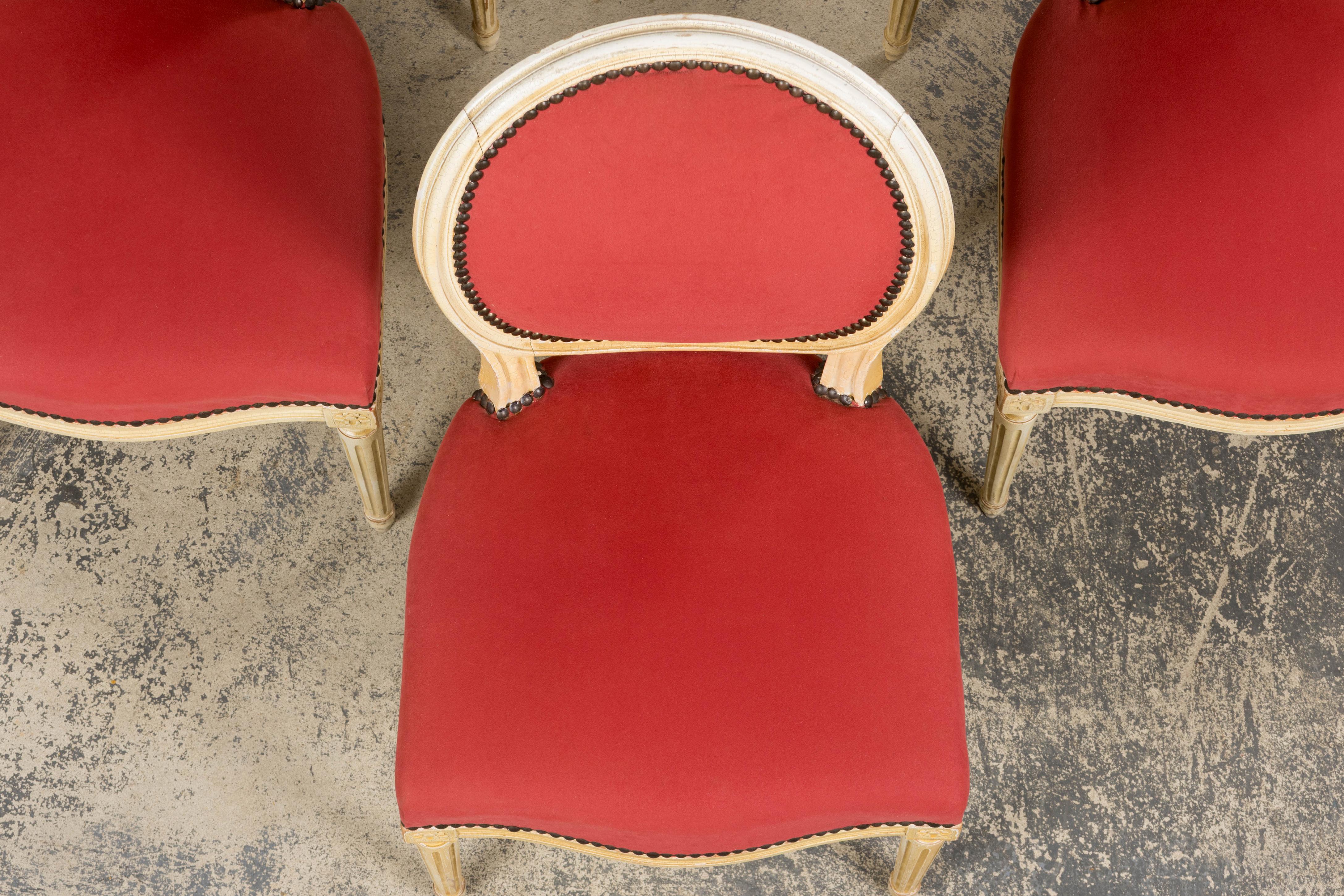 Fatto a mano Antique French Luigi XVI  Sedie da pranzo dipinte in velluto lampone - Set di 8 in vendita