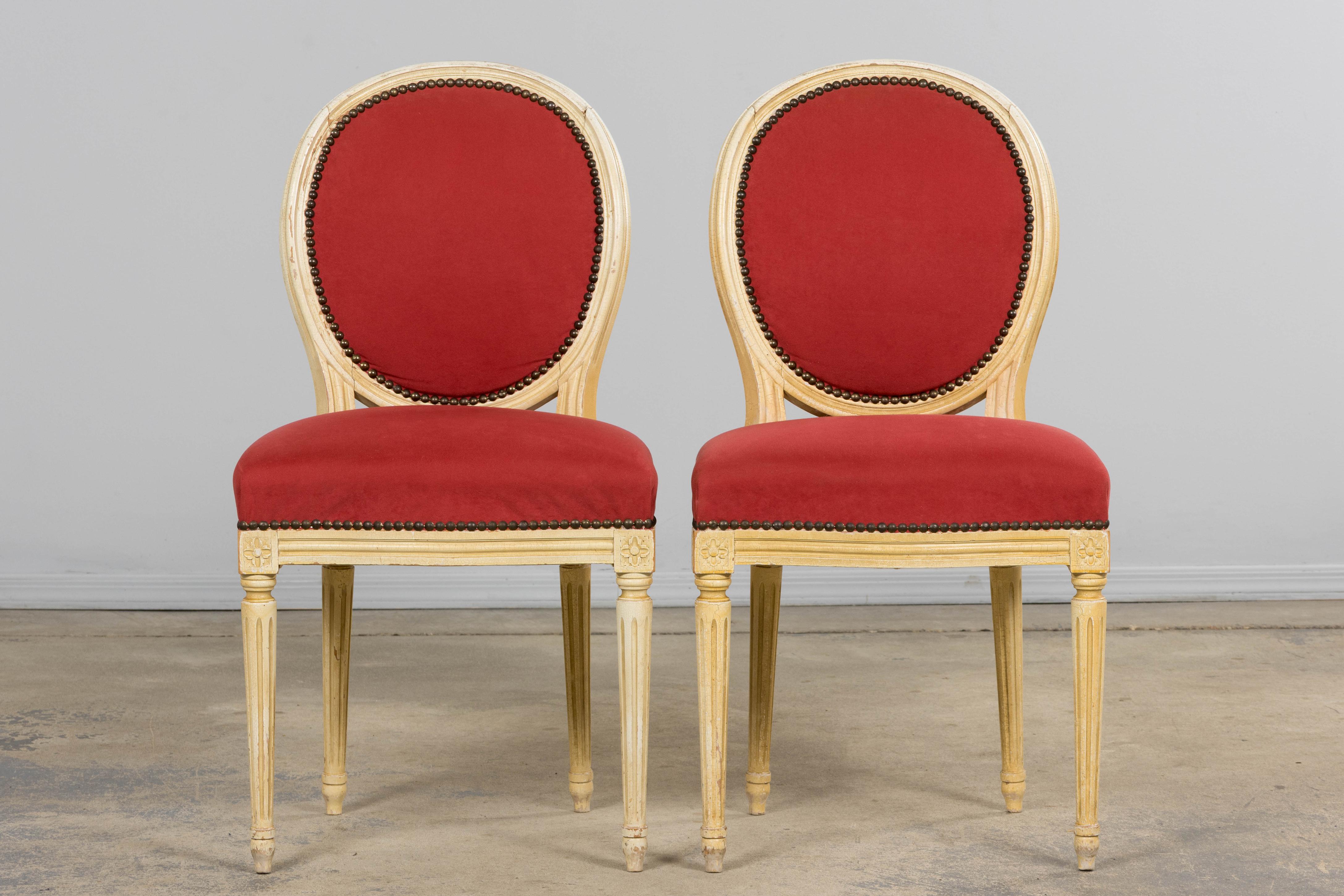 Antique French Luigi XVI  Sedie da pranzo dipinte in velluto lampone - Set di 8 In condizioni buone in vendita a Astoria, NY
