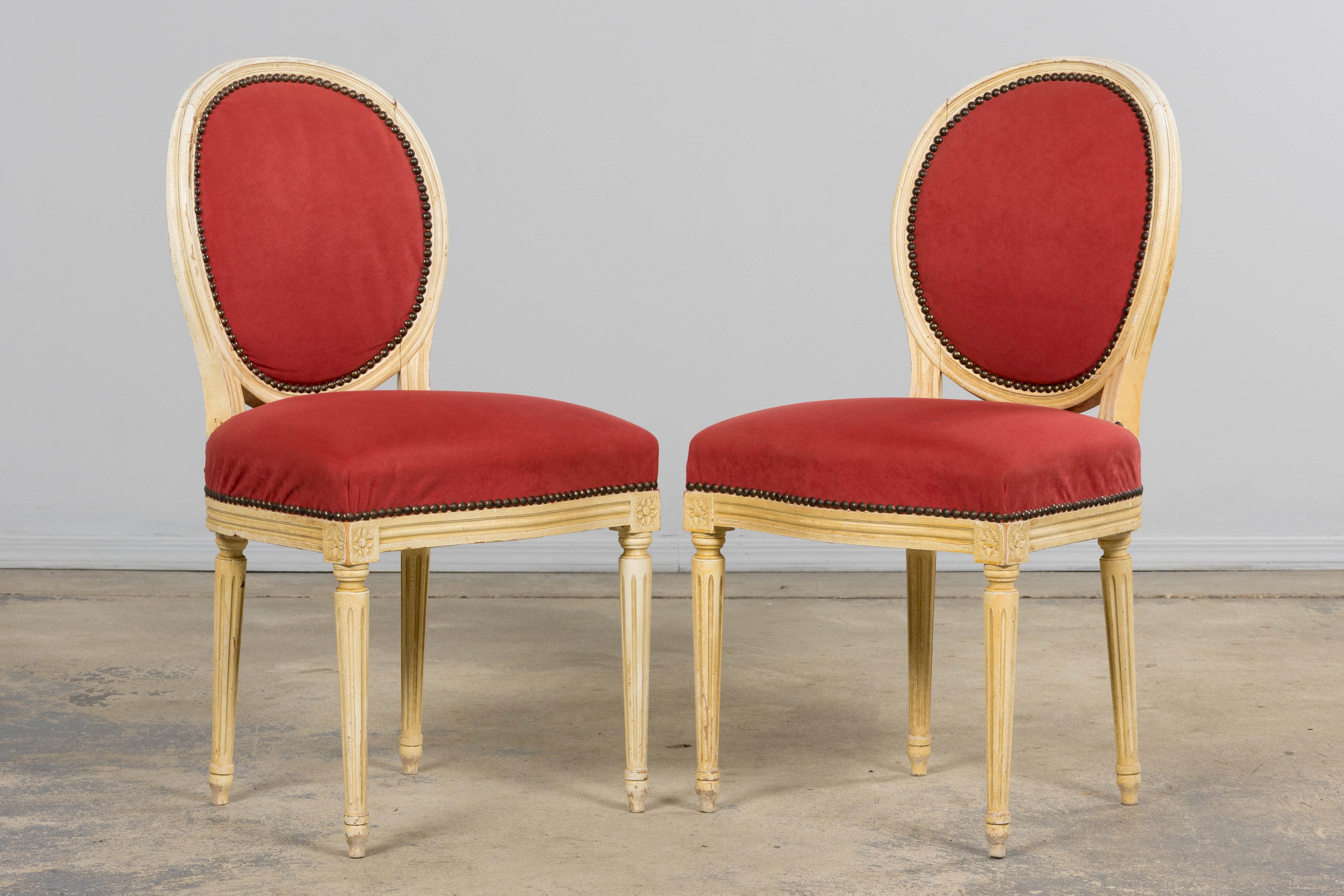 Velluto Antique French Luigi XVI  Sedie da pranzo dipinte in velluto lampone - Set di 8 in vendita