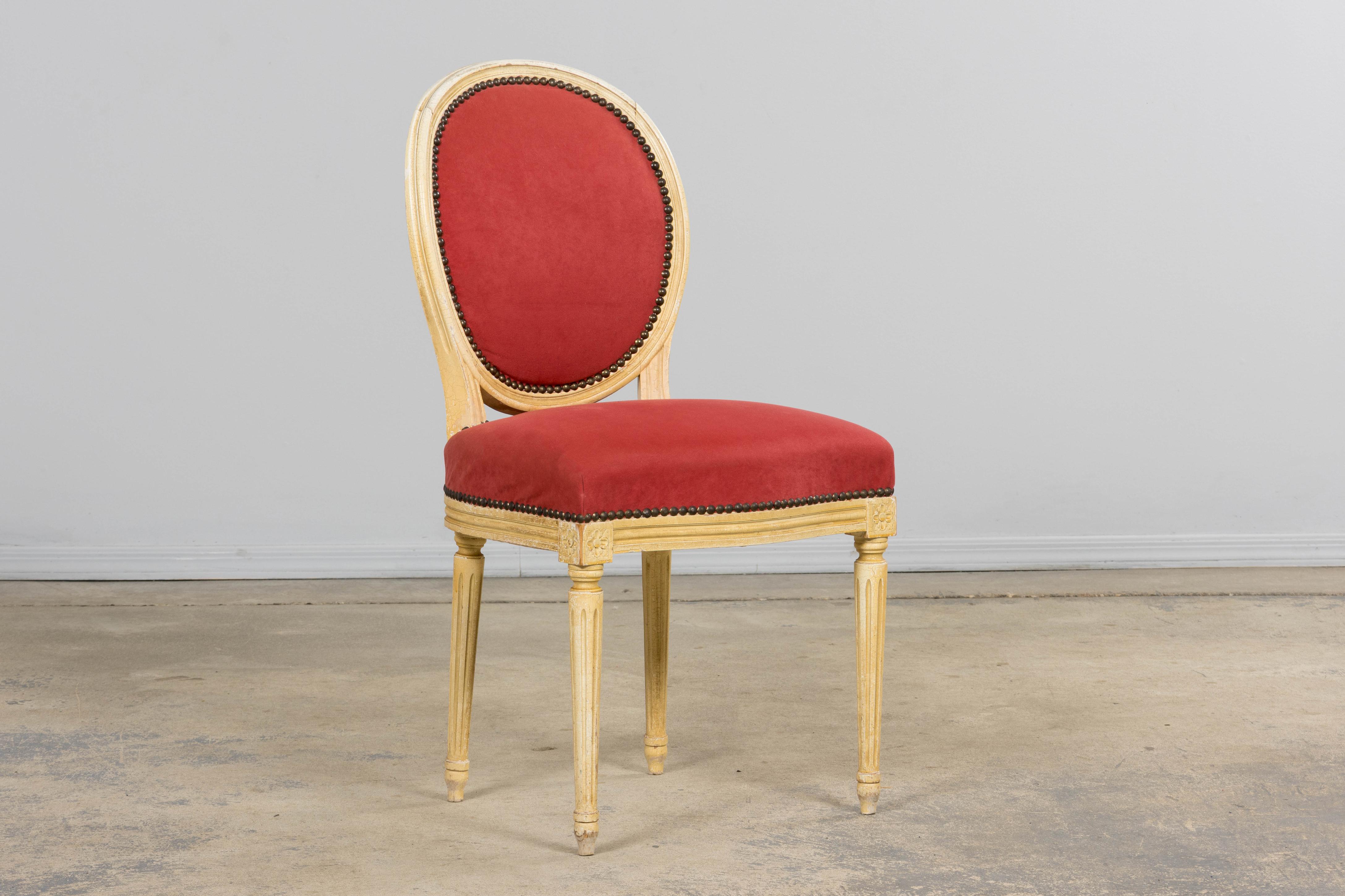 Antique French Luigi XVI  Sedie da pranzo dipinte in velluto lampone - Set di 8 in vendita 1